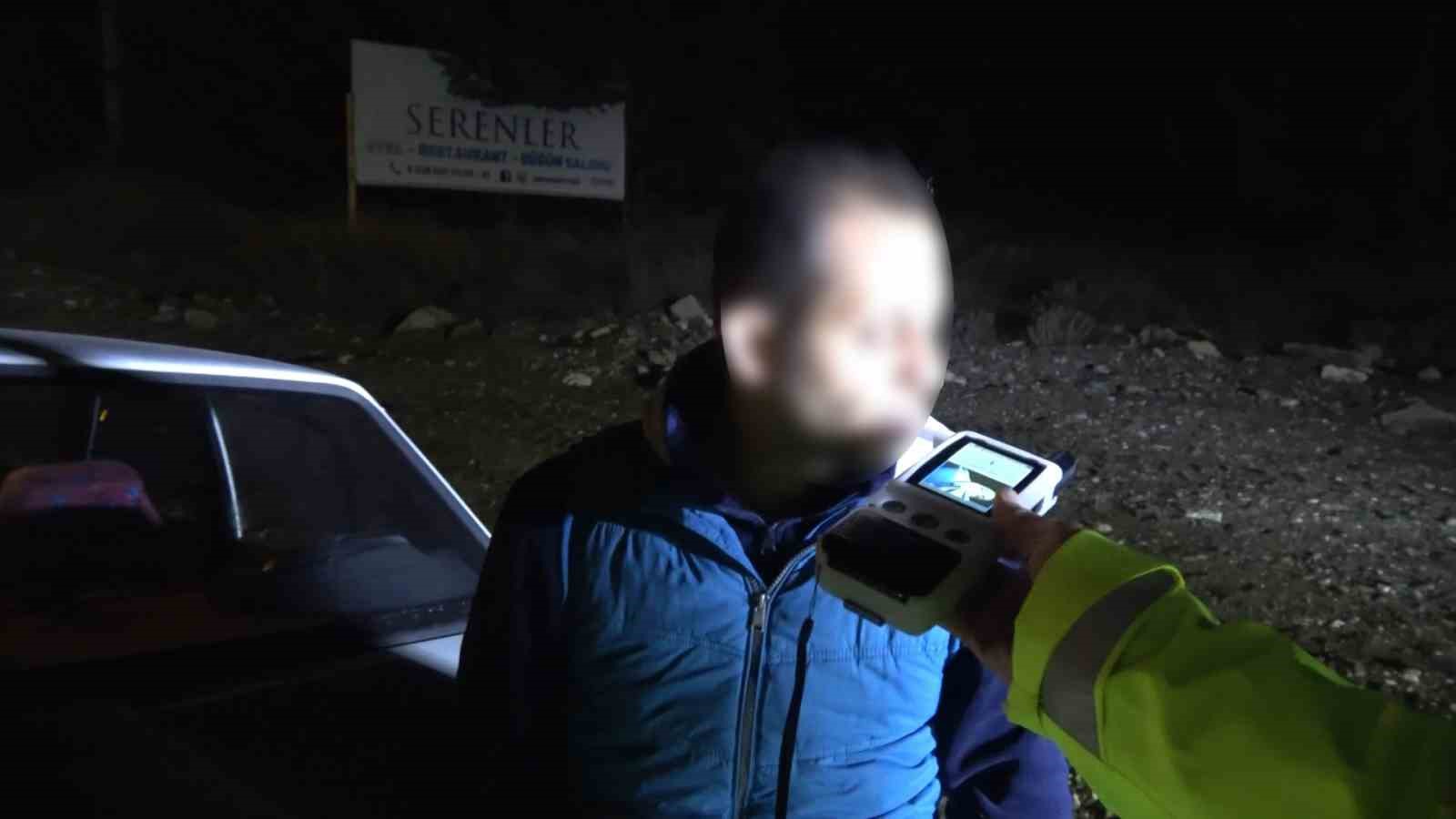 Uygulama noktasına gelmeden otomobilini park etti, sürücünün kendisi olmadığını iddia etti
