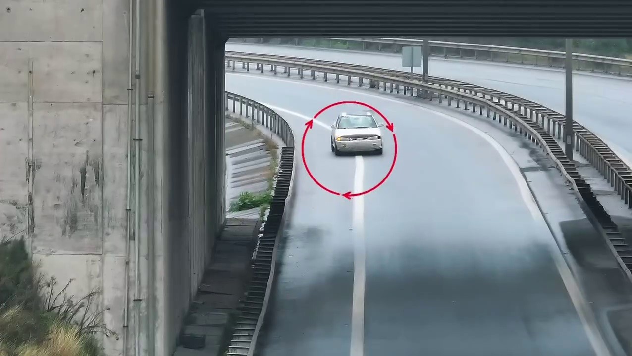 Uygulama noktasına girmemek için otoyolda geri geri giden sürücü dron kamerasına yakalandı
