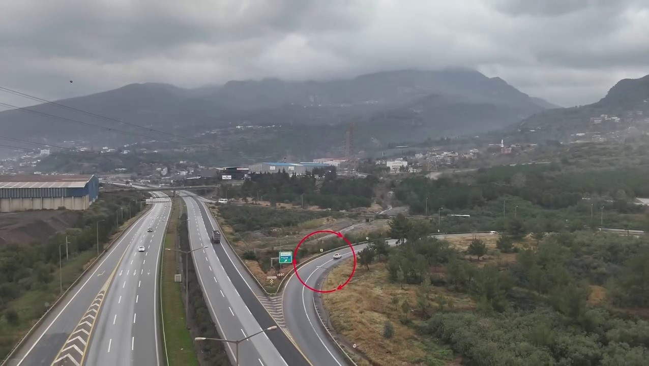 Uygulama noktasına girmemek için otoyolda geri geri giden sürücü dron kamerasına yakalandı
