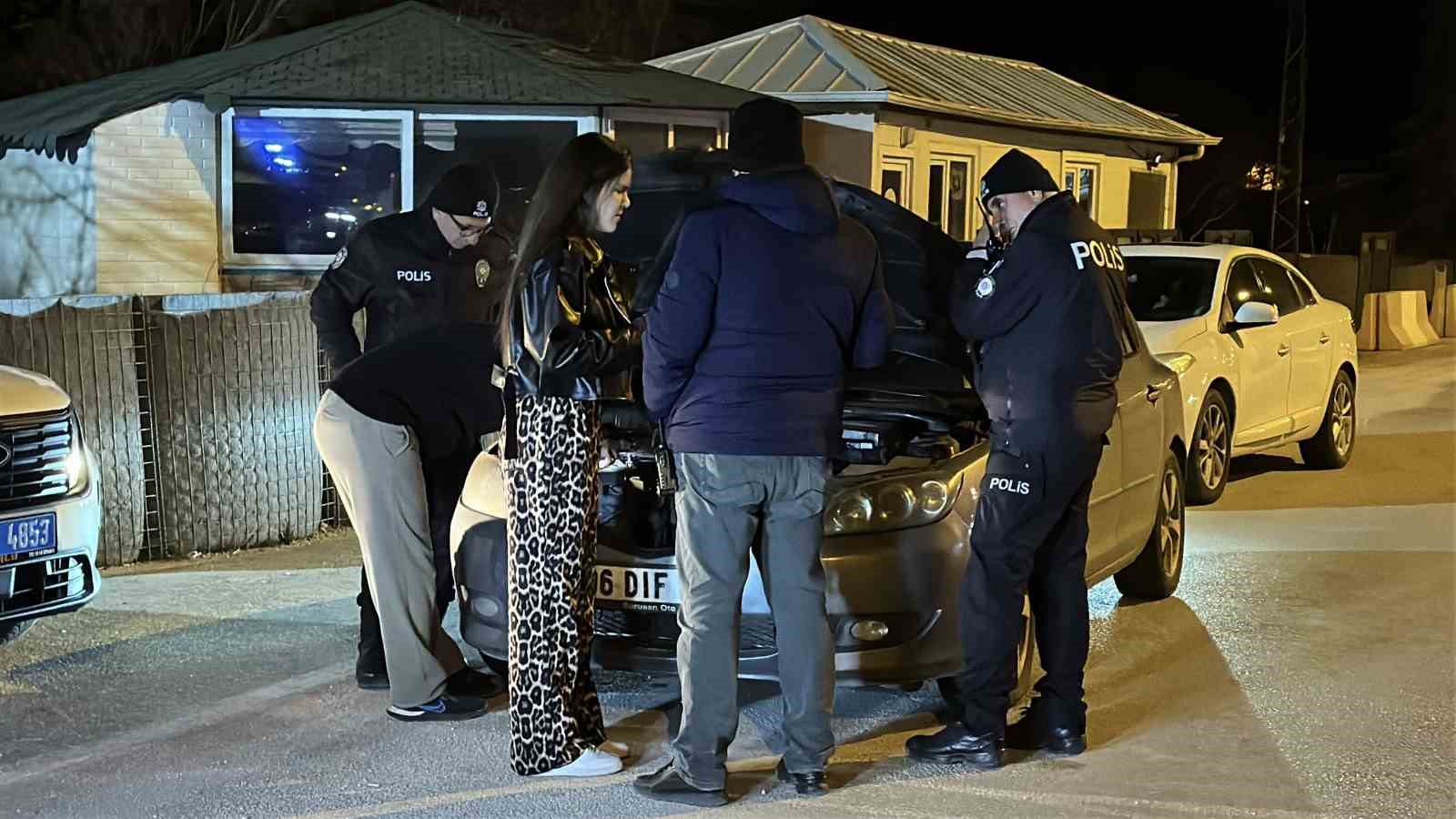 Uygulama noktasında arızalanan otomobilin yardımına, uygulamada durdurulan genç kadın usta koştu
