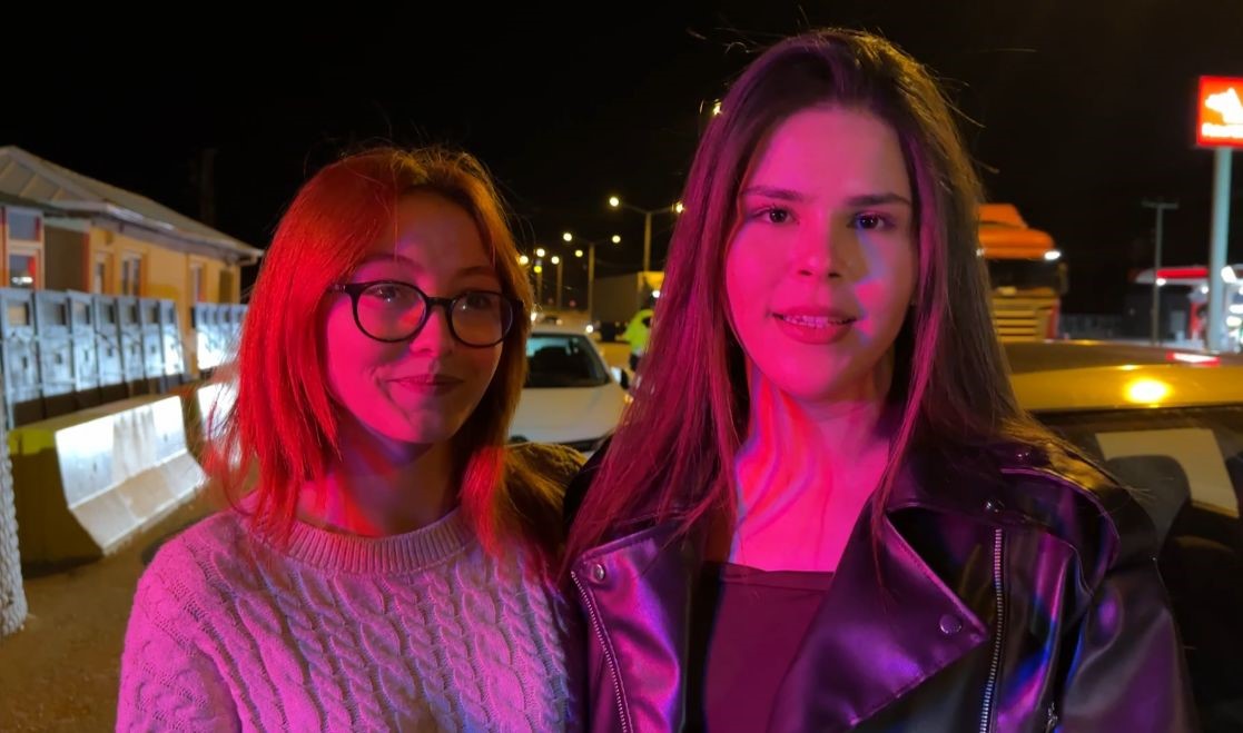 Uygulama noktasında arızalanan otomobilin yardımına, uygulamada durdurulan genç kadın usta koştu
