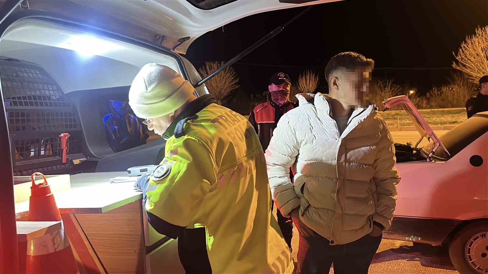 Uygulama noktasında ’dur’ ihtarına uymadı, yakalanınca ’araçlar vardı yanaşamadım’ dedi
