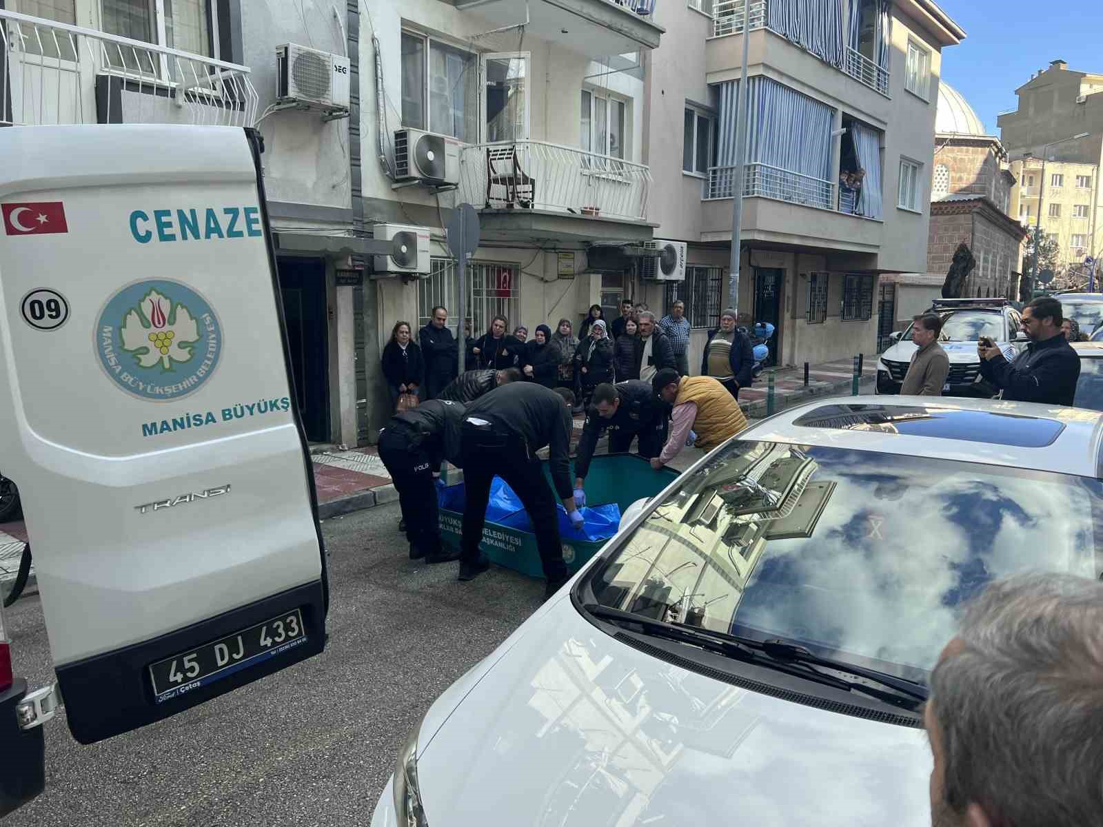 Uykudaki eşinin boğazını keserek öldürmüştü: İlk ifadesi ortaya çıktı
Uykudaki eşinin boğazını keserek öldürmüştü: İlk ifadesi ortaya çıktı