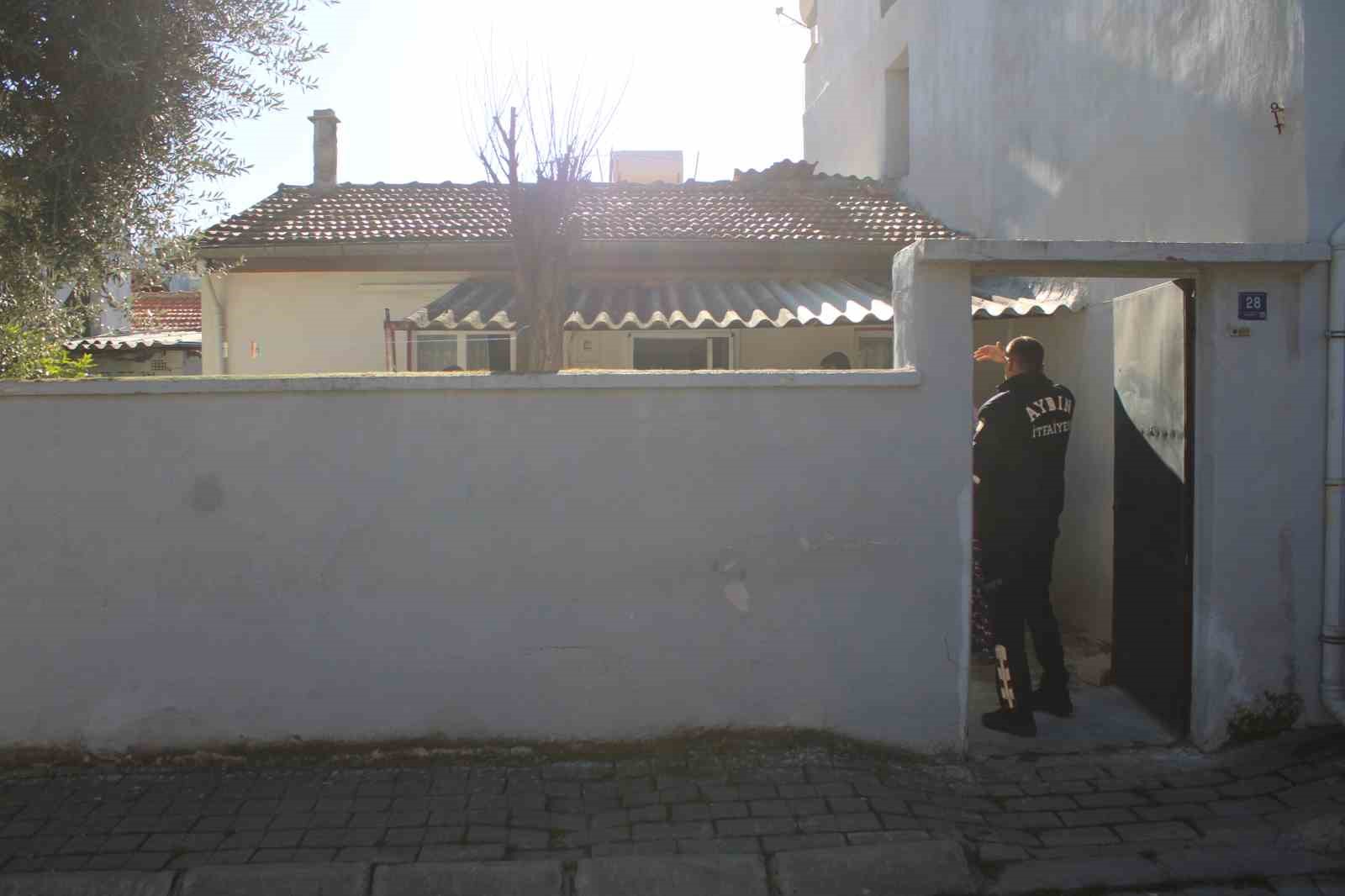 Uyurken kulağına pamuk tıkayınca, ekipler kapıya dayandı
