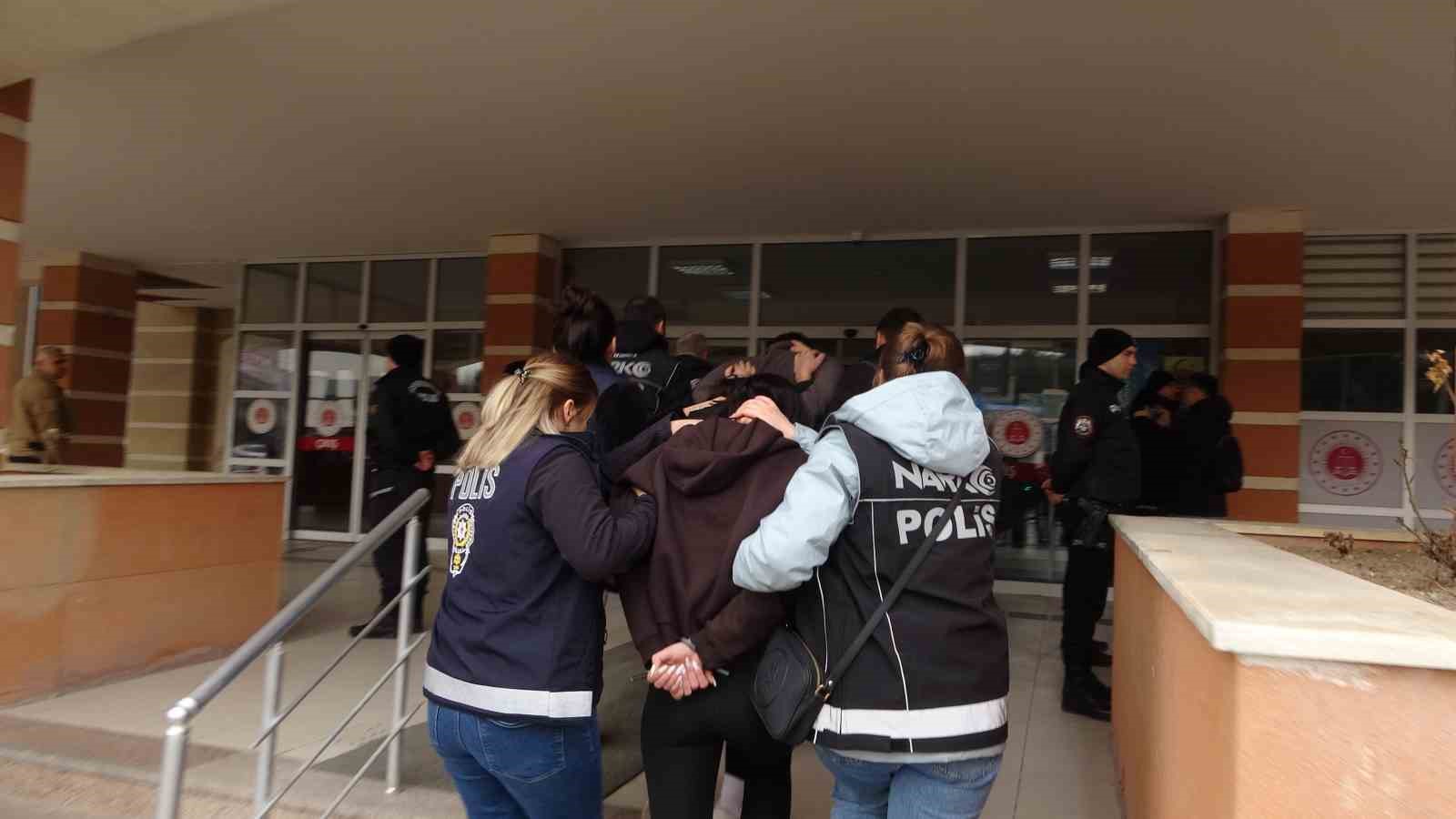 Uyuşturucu operasyonda gözaltına alınan şüphelilerden 3’ü tutuklandı
