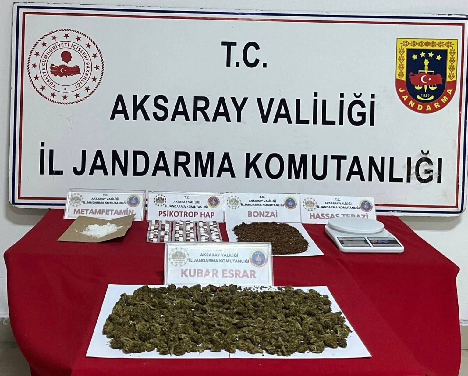 Uyuşturucu taciri jandarmanın operasyonuyla yakalandı
Uyuşturucu taciri jandarmanın operasyonuyla yakalandı