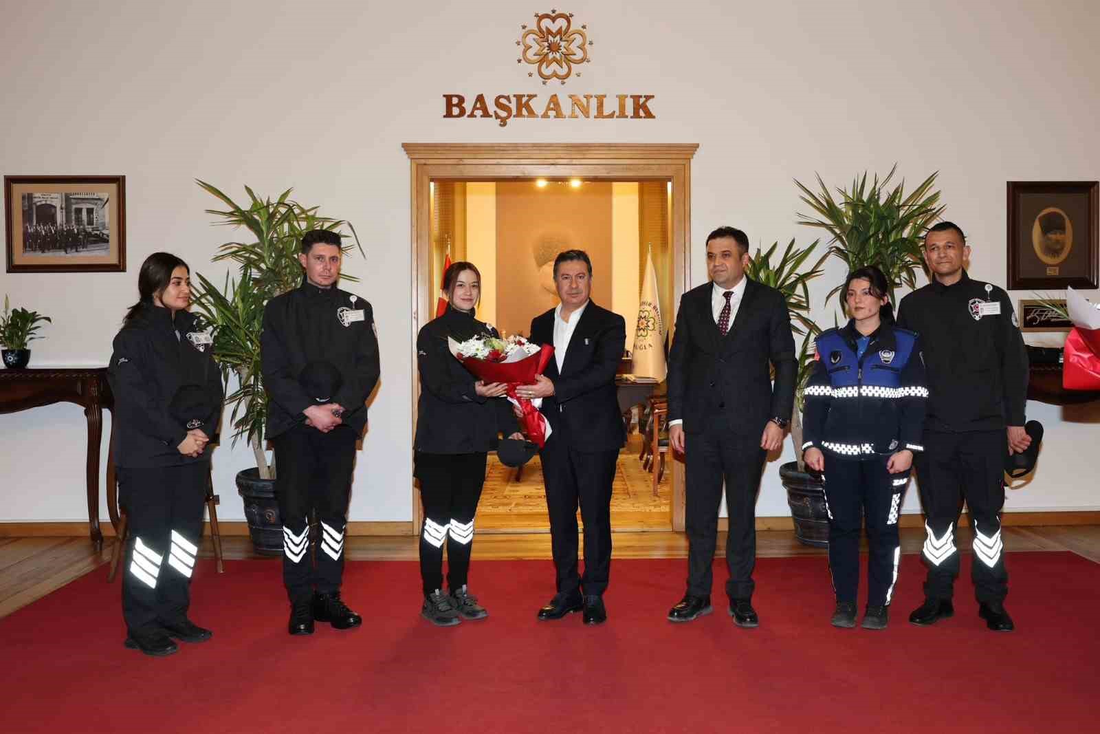 Uyuşturucuya geçit vermeyen ekibe Başkan Aras’tan ödül
