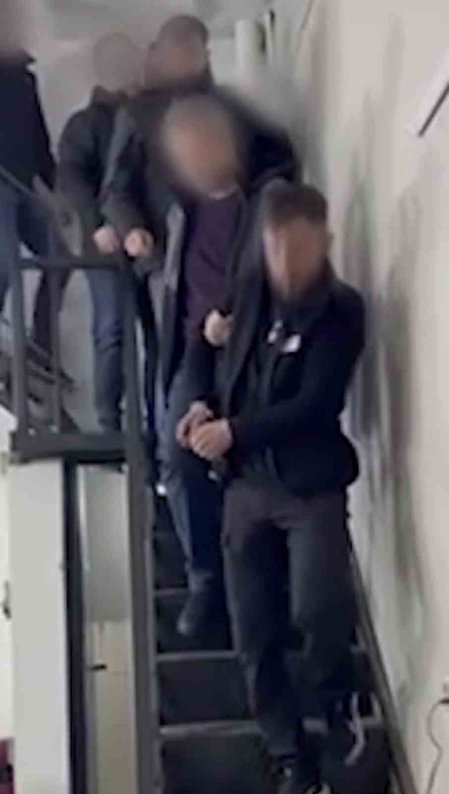 Uyuşturucuyu tavan arasına sakladılar… Polis tek tek ortaya çıkardı
Uyuşturucuyu tavan arasına sakladılar… Polis tek tek ortaya çıkardı