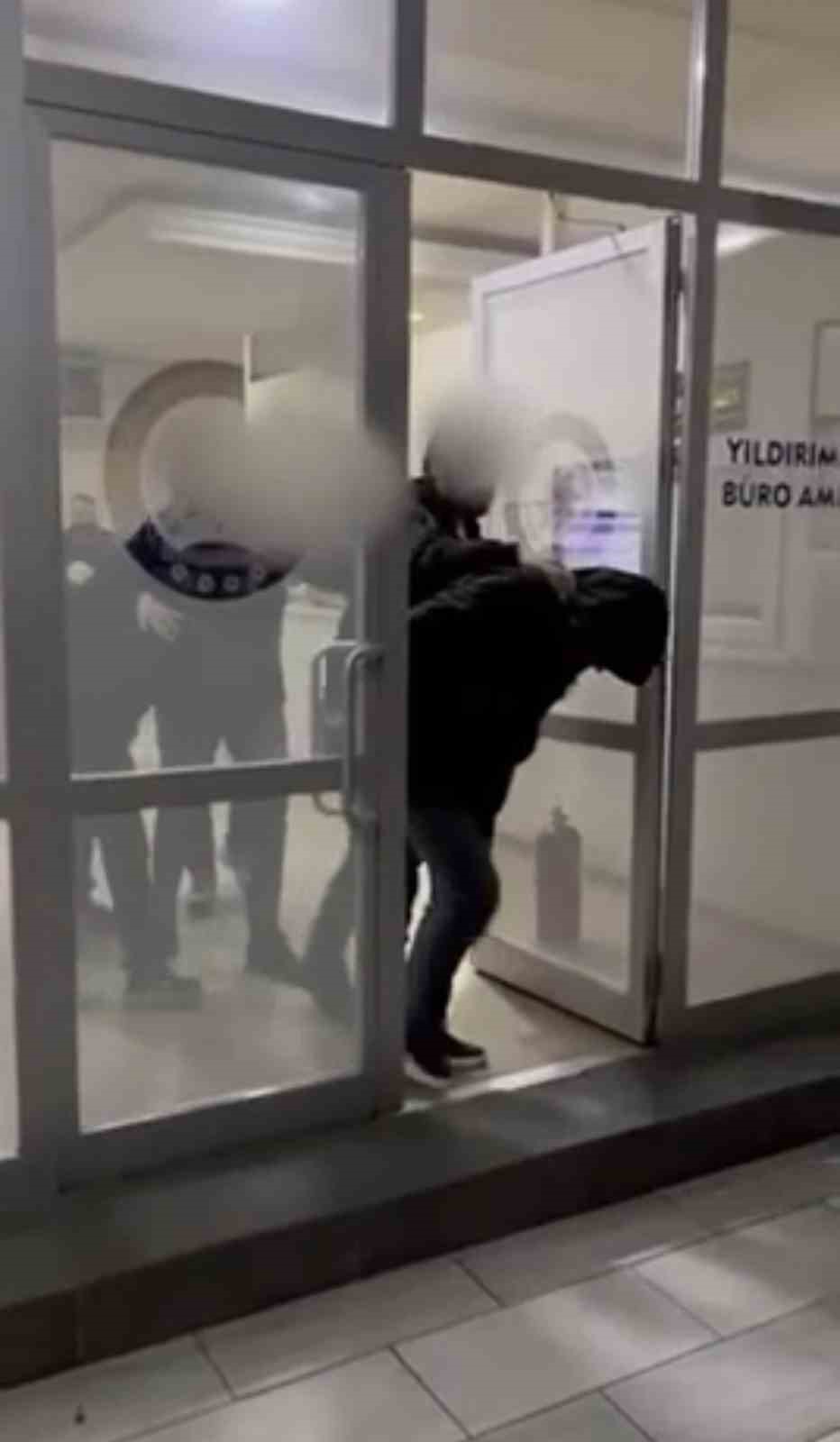 Uyuşturucuyu tavan arasına sakladılar… Polis tek tek ortaya çıkardı
Uyuşturucuyu tavan arasına sakladılar… Polis tek tek ortaya çıkardı