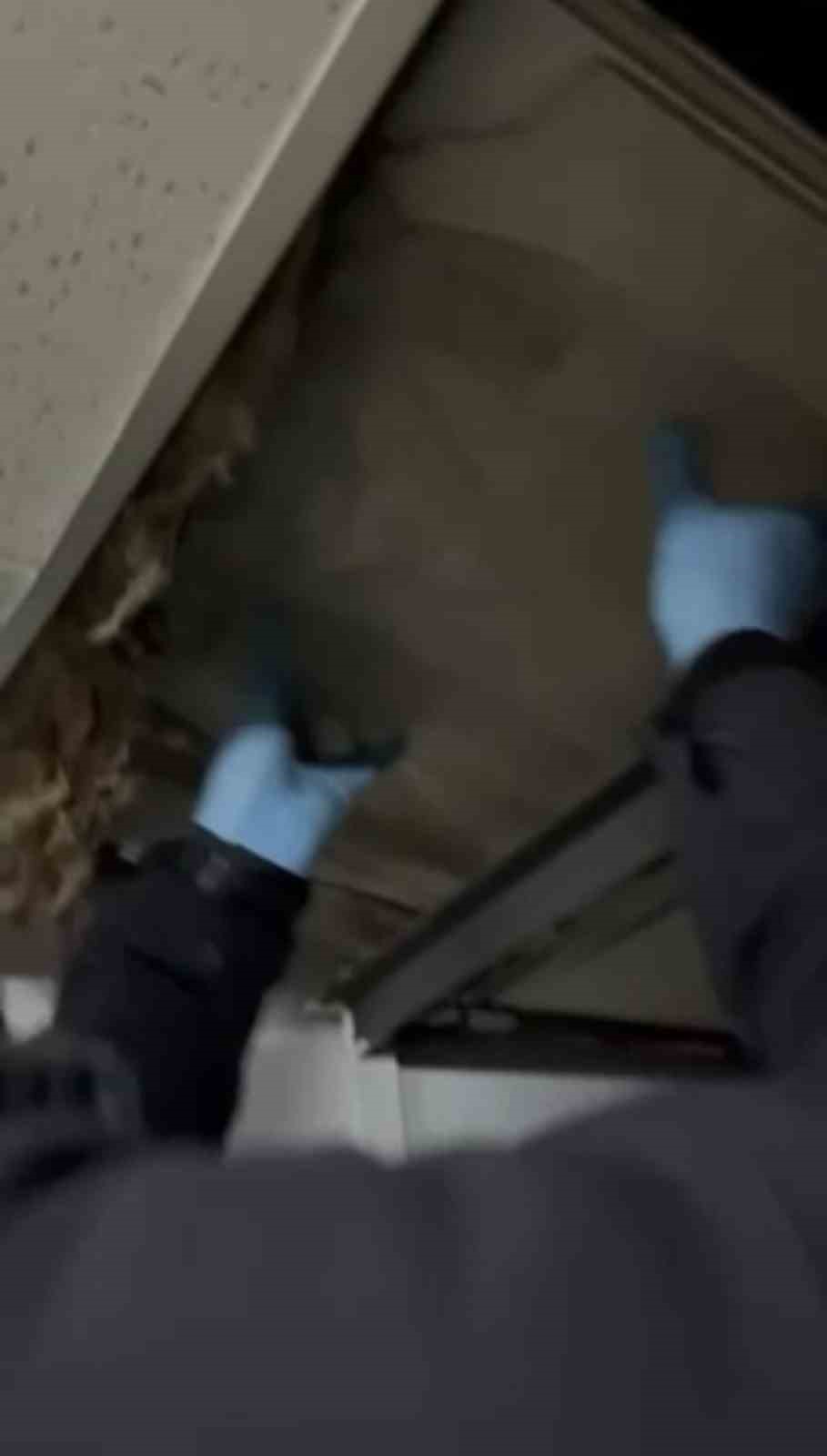 Uyuşturucuyu tavan arasına sakladılar… Polis tek tek ortaya çıkardı
Uyuşturucuyu tavan arasına sakladılar… Polis tek tek ortaya çıkardı