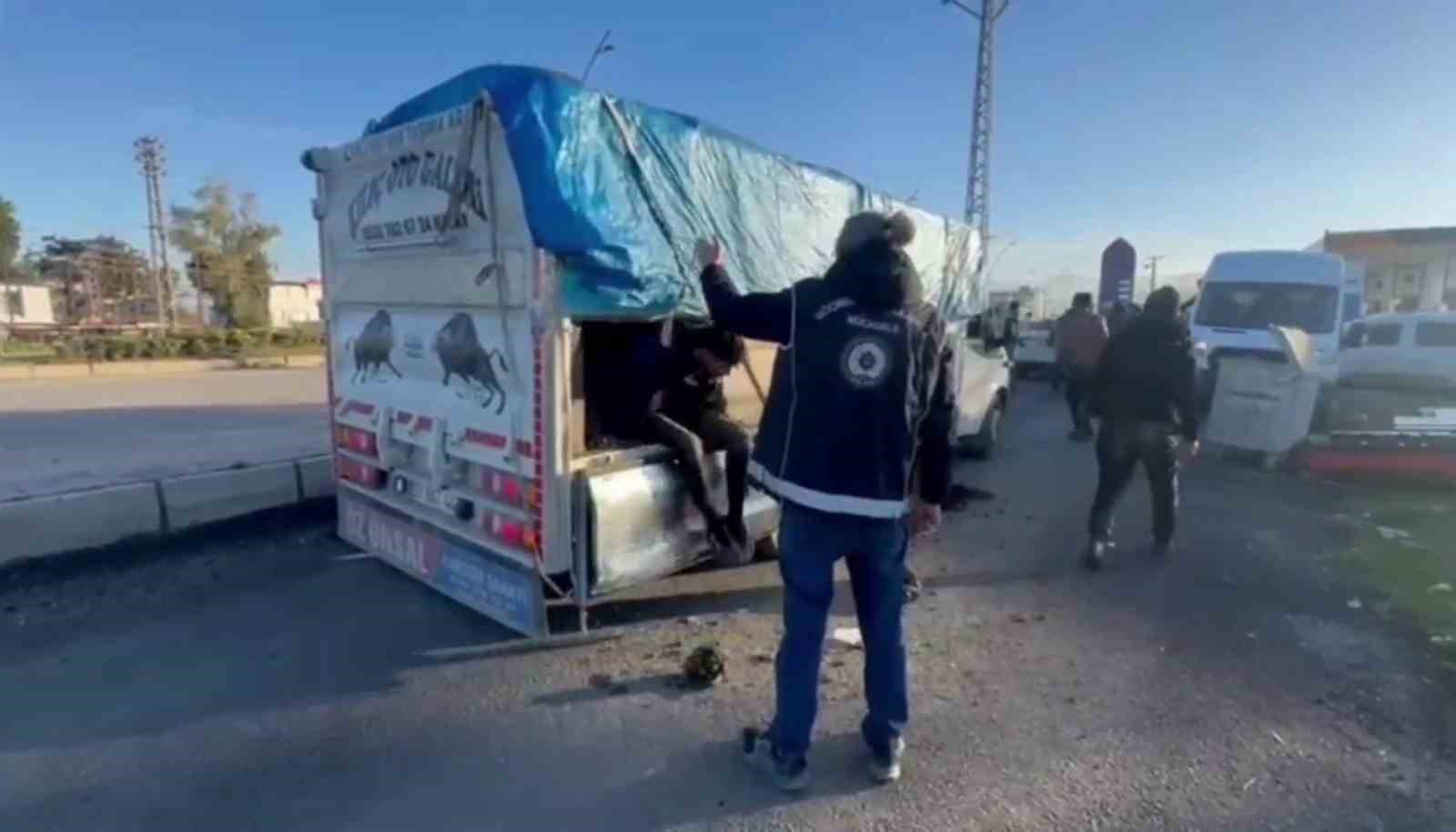Üzeri hayvan dışkısıyla kapatılan kamyonetin gizli bölmesinden kaçak göçmen çıktı
