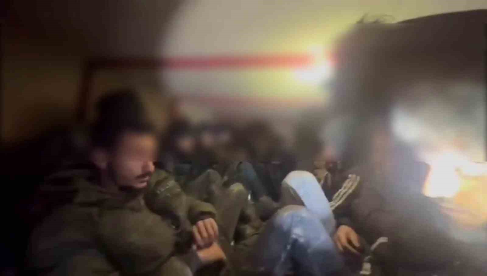 Üzeri hayvan dışkısıyla kapatılan kamyonetin gizli bölmesinden kaçak göçmen çıktı
