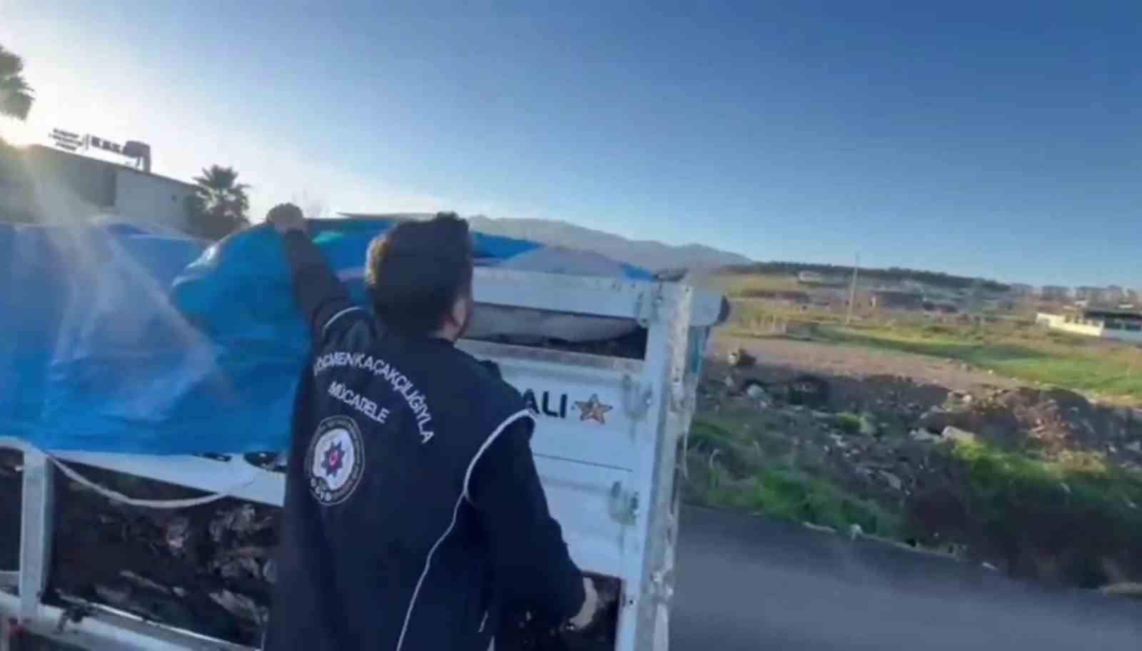 Üzeri hayvan dışkısıyla kapatılan kamyonetin gizli bölmesinden kaçak göçmen çıktı
