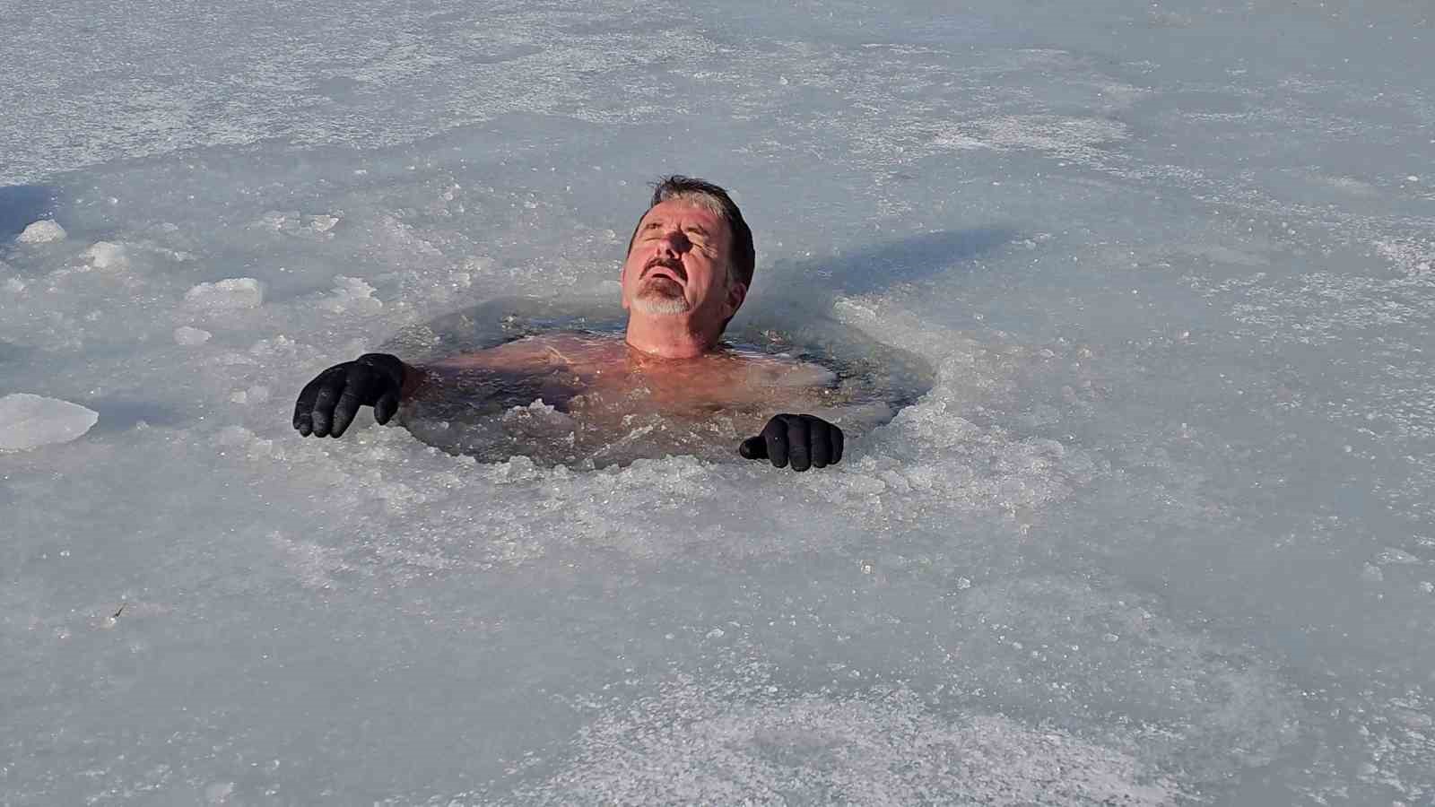 Üzerinde çökertme oynadığı, buzu kesip suya girdi
