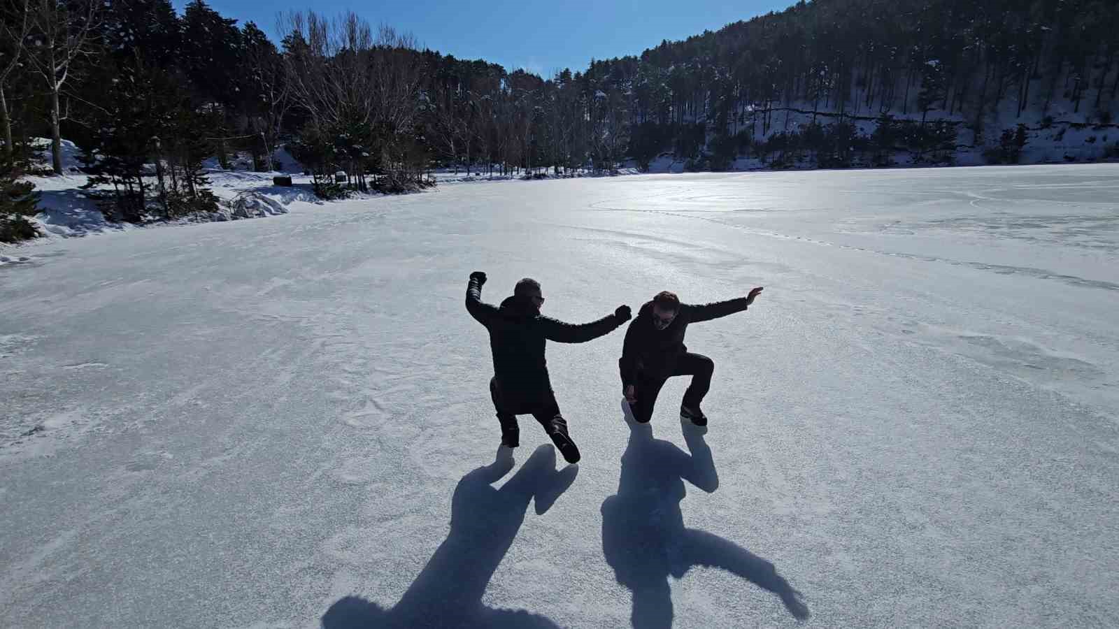 Üzerinde çökertme oynadığı, buzu kesip suya girdi
