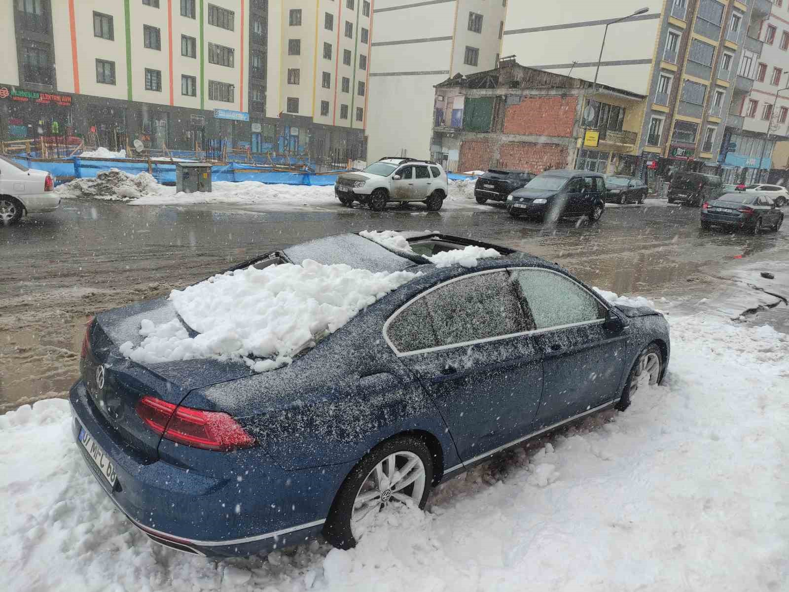 Üzerine çatıdan kar kütlesi düşen otomobil kullanılamaz hale geldi
