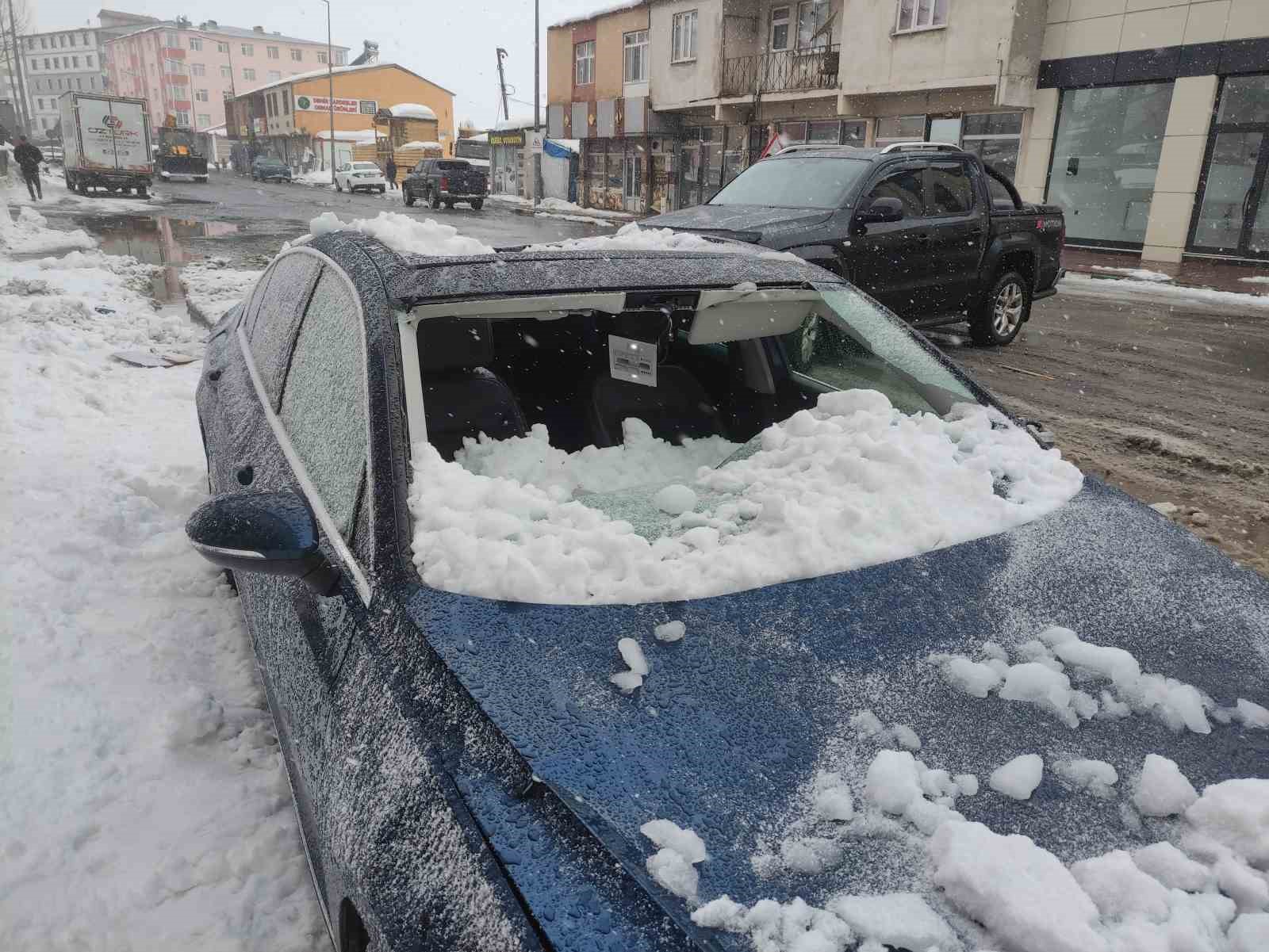 Üzerine çatıdan kar kütlesi düşen otomobil kullanılamaz hale geldi
