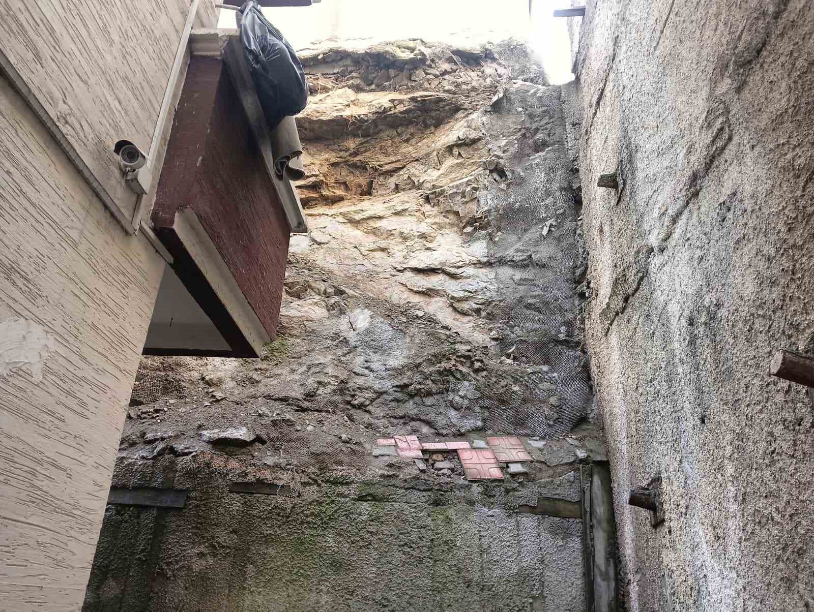 Üzerine gecekondular inşa edilen kayalıklardan düşen parçalar iki binanın mühürlenmesine neden oldu
