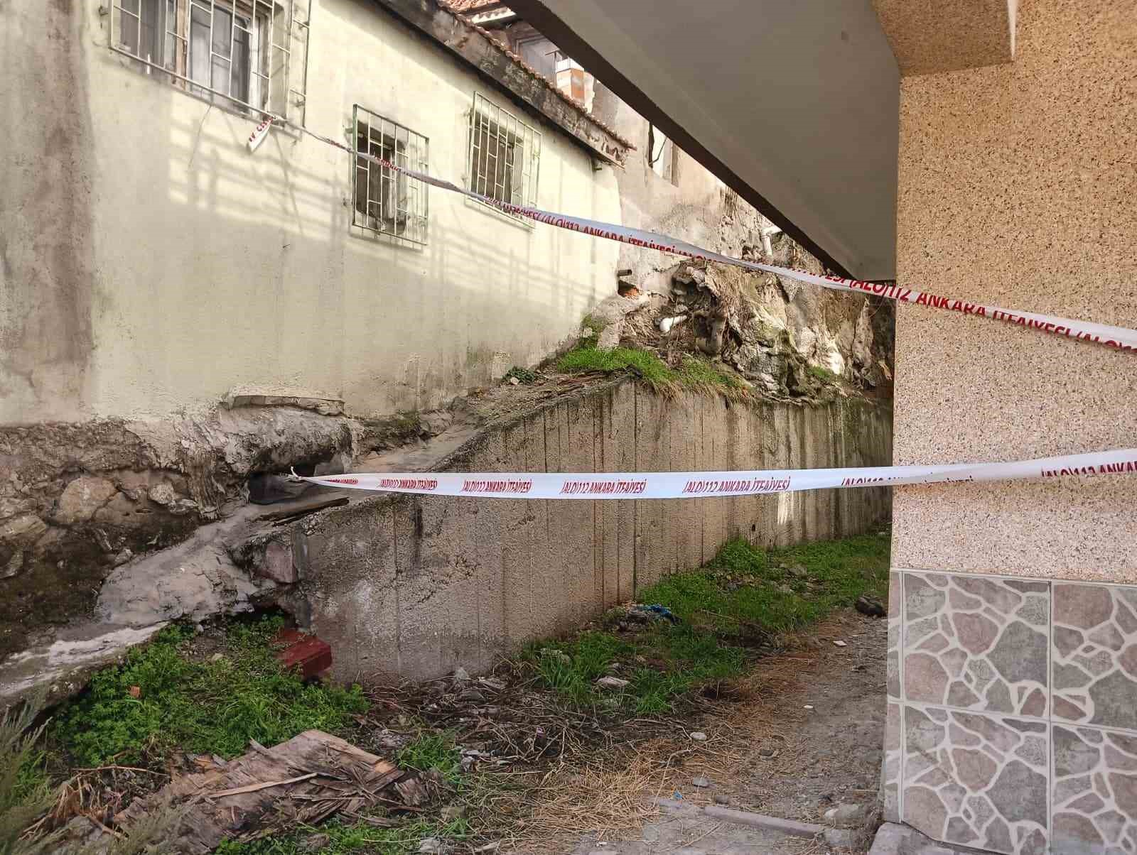 Üzerine gecekondular inşa edilen kayalıklardan düşen parçalar iki binanın mühürlenmesine neden oldu
