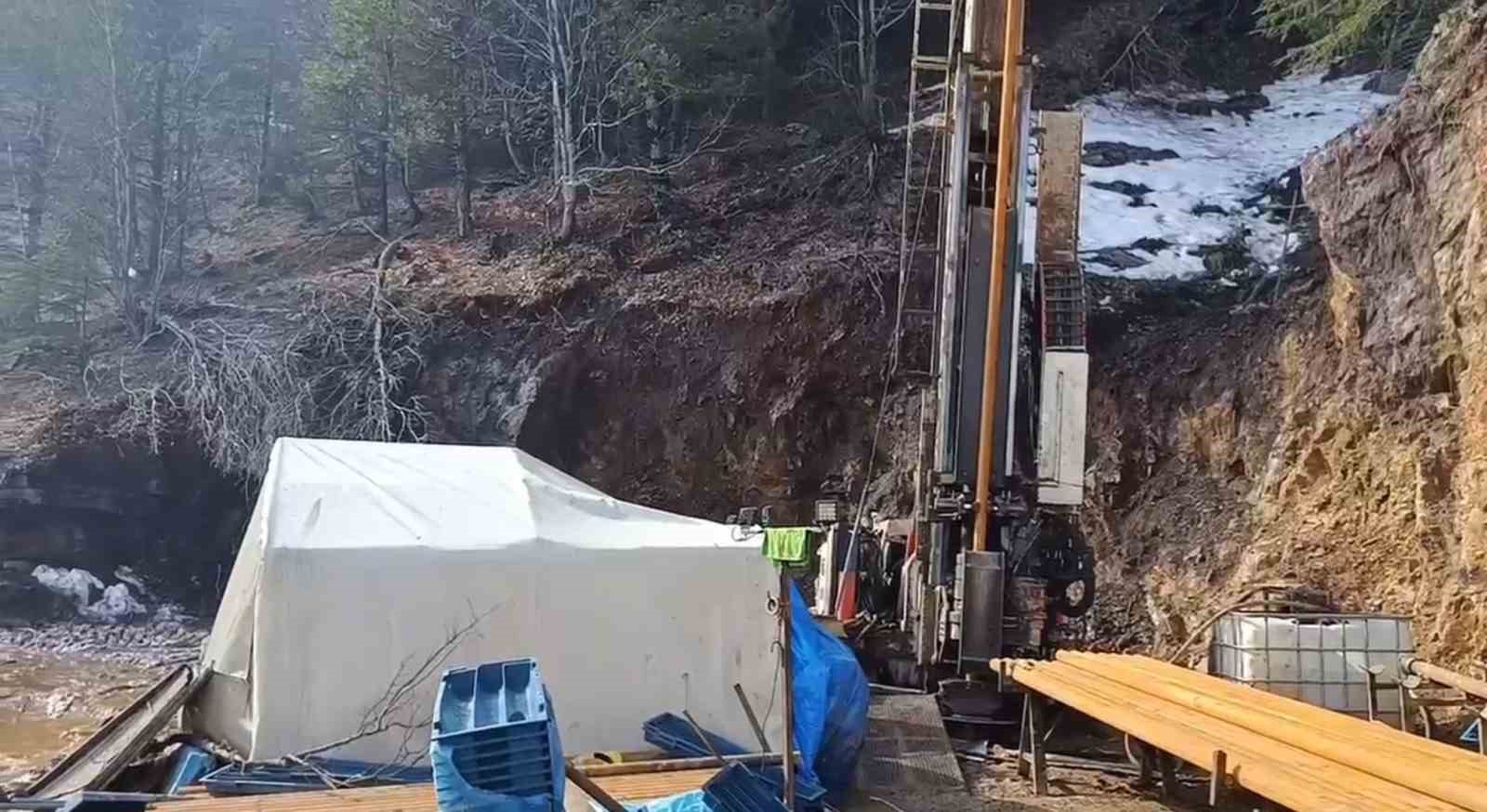 Üzerine kaya düşen işçi öldü
