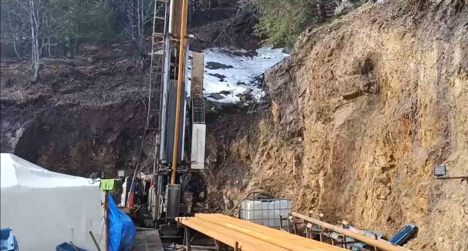Üzerine kaya düşen işçi öldü

