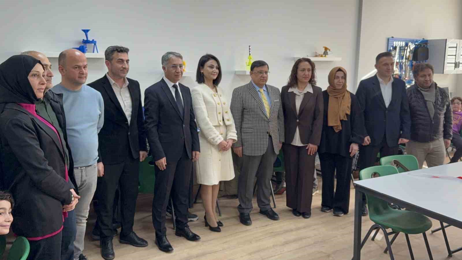 Uzlaştırma ile hem toplumsal barış sağlandı, hem de öğrenciler teknolojiyle buluştu
Uzlaştırma ile hem toplumsal barış sağlandı, hem de öğrenciler teknolojiyle buluştu