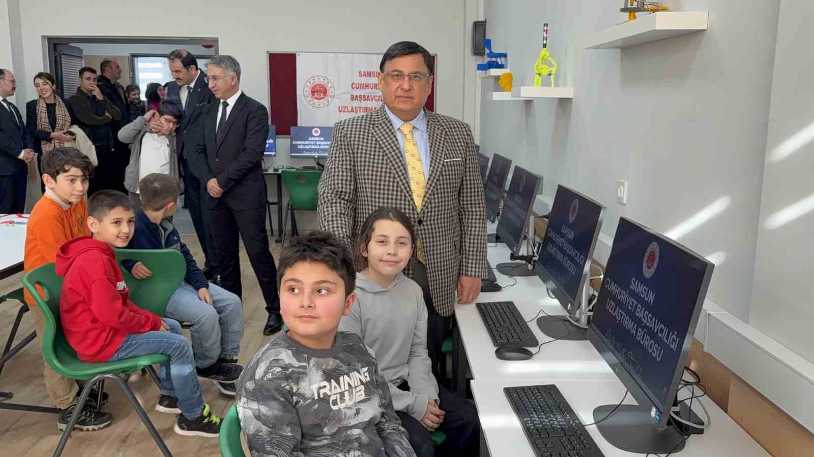 Uzlaştırma ile hem toplumsal barış sağlandı, hem de öğrenciler teknolojiyle buluştu
Uzlaştırma ile hem toplumsal barış sağlandı, hem de öğrenciler teknolojiyle buluştu