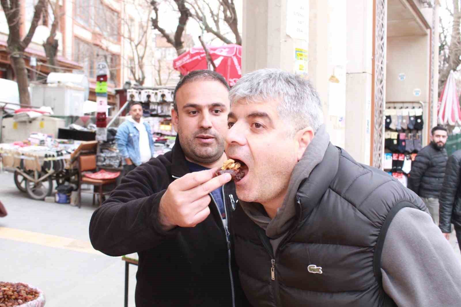 Uzman diyetisyenden iftar ve sahur arasında 2 litre su tüketimi önerisi
