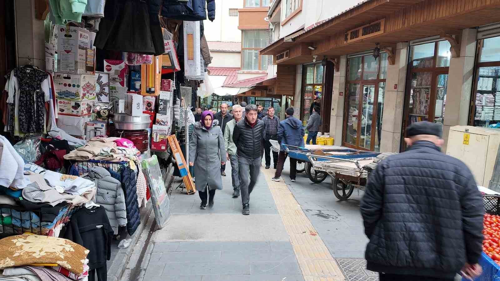 Uzman diyetisyenden iftar ve sahur arasında 2 litre su tüketimi önerisi
