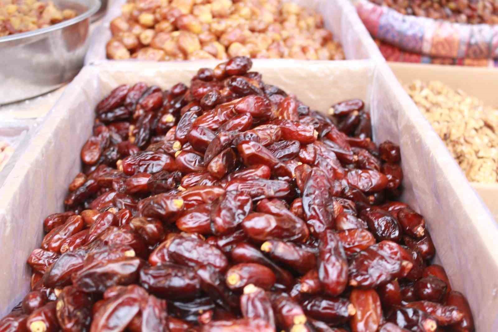 Uzman diyetisyenden iftar ve sahur arasında 2 litre su tüketimi önerisi
