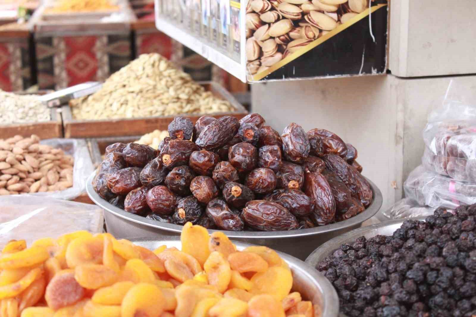 Uzman diyetisyenden iftar ve sahur arasında 2 litre su tüketimi önerisi
