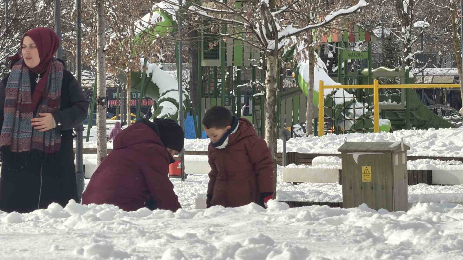 Uzmanından uyarı: "Kar yemek sanıldığı kadar masum değil"
Uzmanından uyarı: "Kar yemek sanıldığı kadar masum değil"