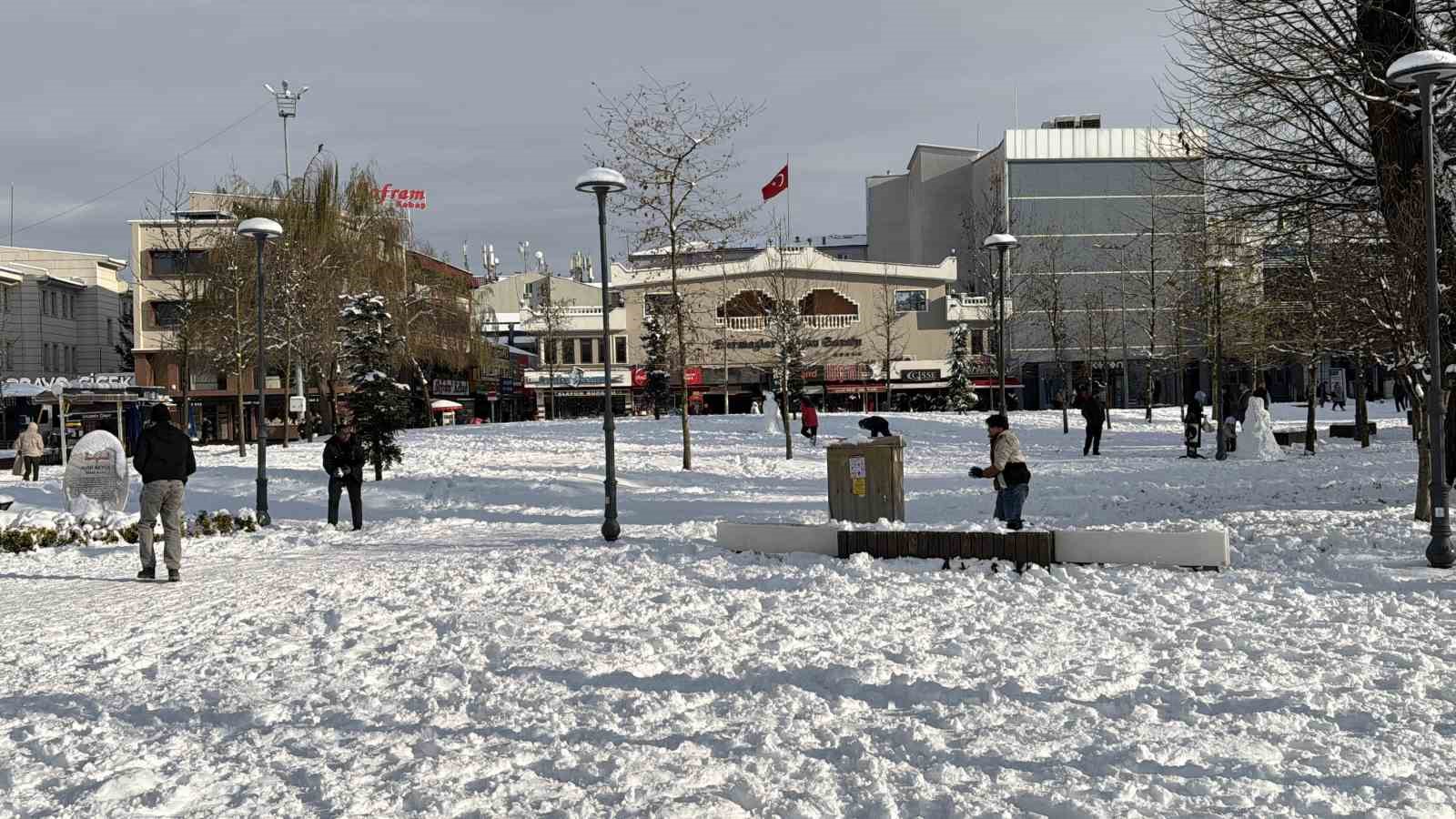 Uzmanından uyarı: "Kar yemek sanıldığı kadar masum değil"
Uzmanından uyarı: "Kar yemek sanıldığı kadar masum değil"
