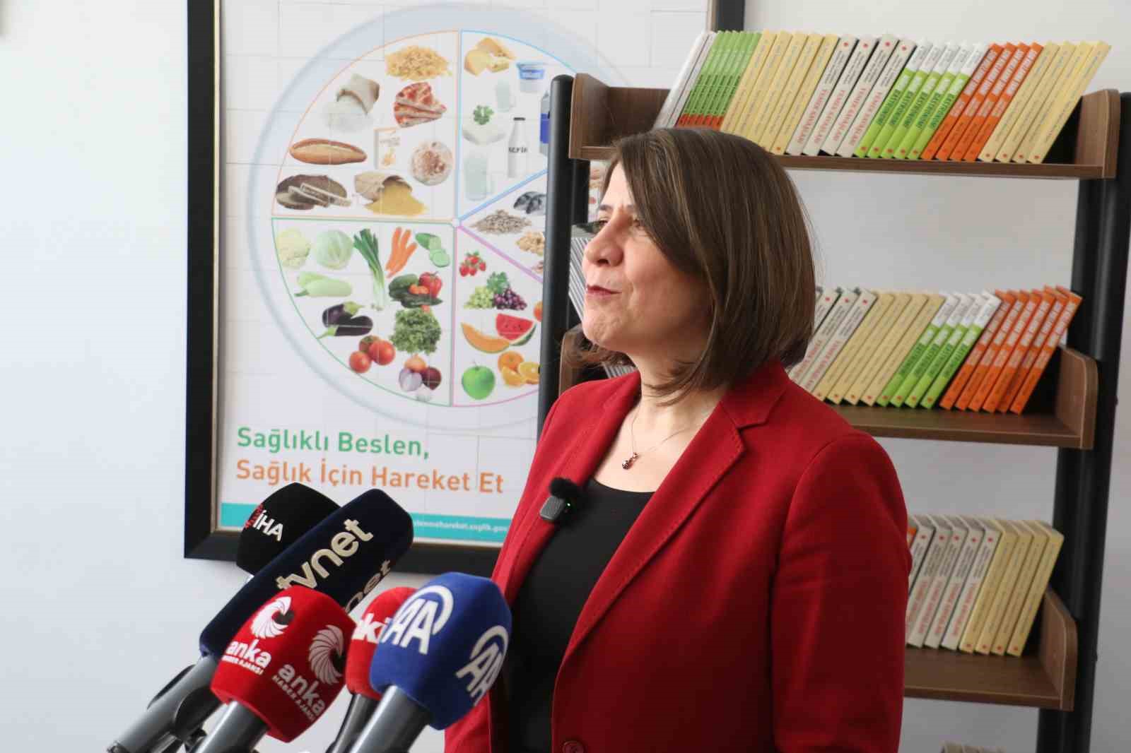 Uzmanından uyarı: "Ramazan’da sağlıklı beslenmenin temel kriterlerden birisi sahurun ve iftarın yapılması, araya ara öğünün eklenmesi"
Uzmanından uyarı: "Ramazan’da sağlıklı beslenmenin temel kriterlerden birisi sahurun ve iftarın yapılması, araya ara öğünün eklenmesi"