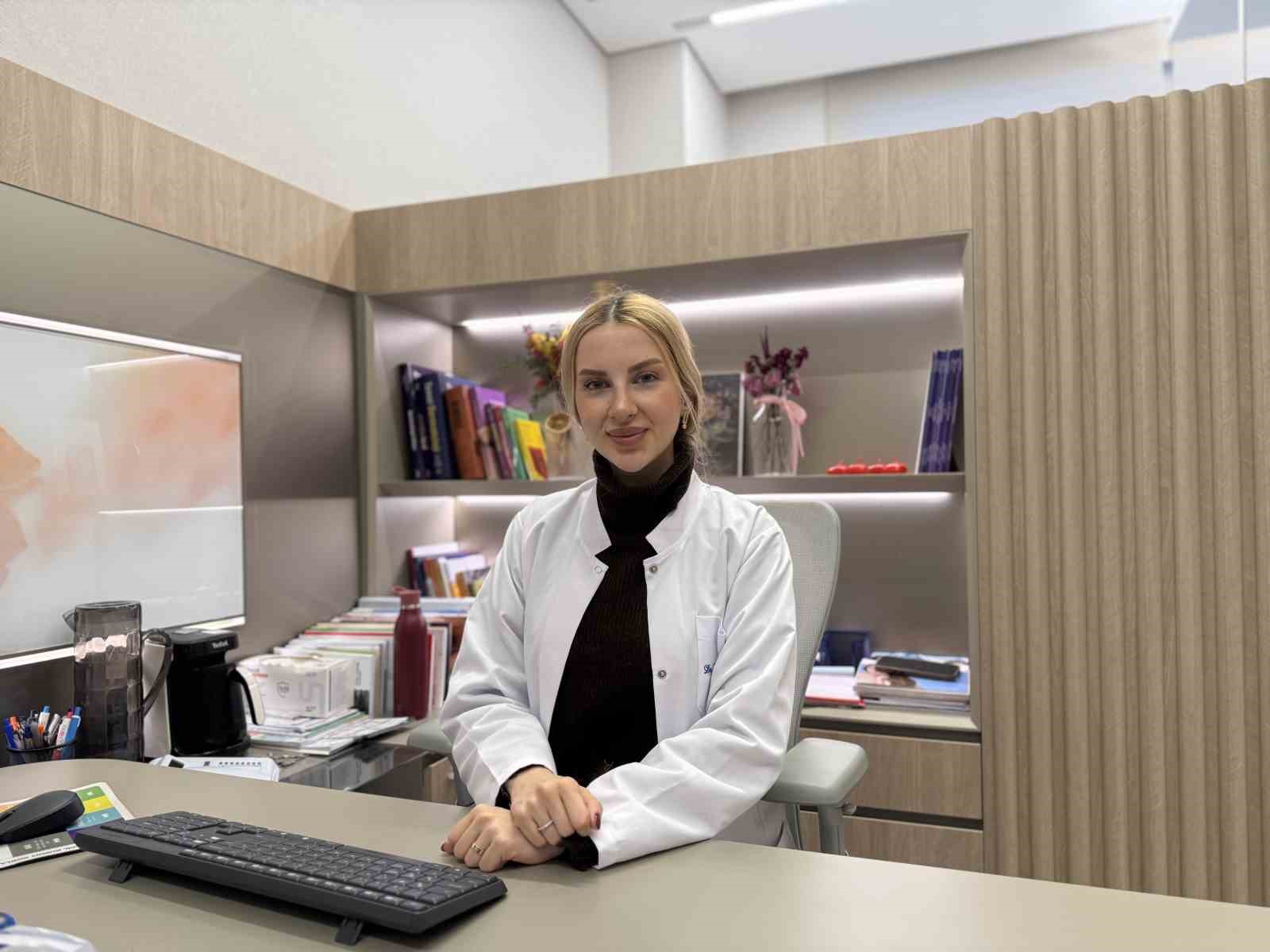 Uzmanlardan ’Çocuklarda makyaj’ uyarısı: "Pek çok cilt hastalığını çok çok erken yaşta görmeye başladık"
Uzmanlardan ’Çocuklarda makyaj’ uyarısı: "Pek çok cilt hastalığını çok çok erken yaşta görmeye başladık"