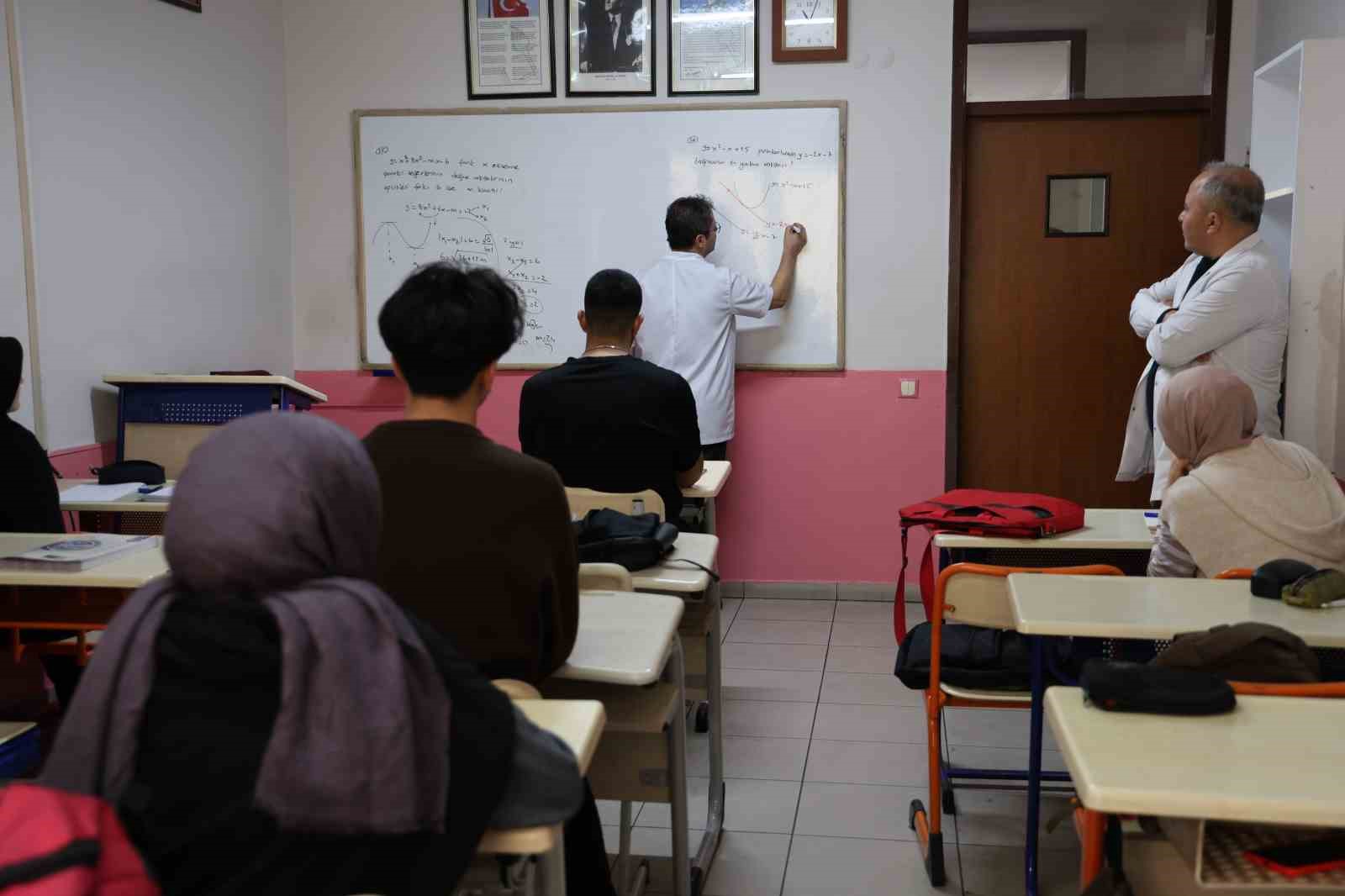 Uzmanlardan sınav kaygısı uyarısı: "Dengeli kaygı, başarıyı artırır"
Uzmanlardan sınav kaygısı uyarısı: "Dengeli kaygı, başarıyı artırır"