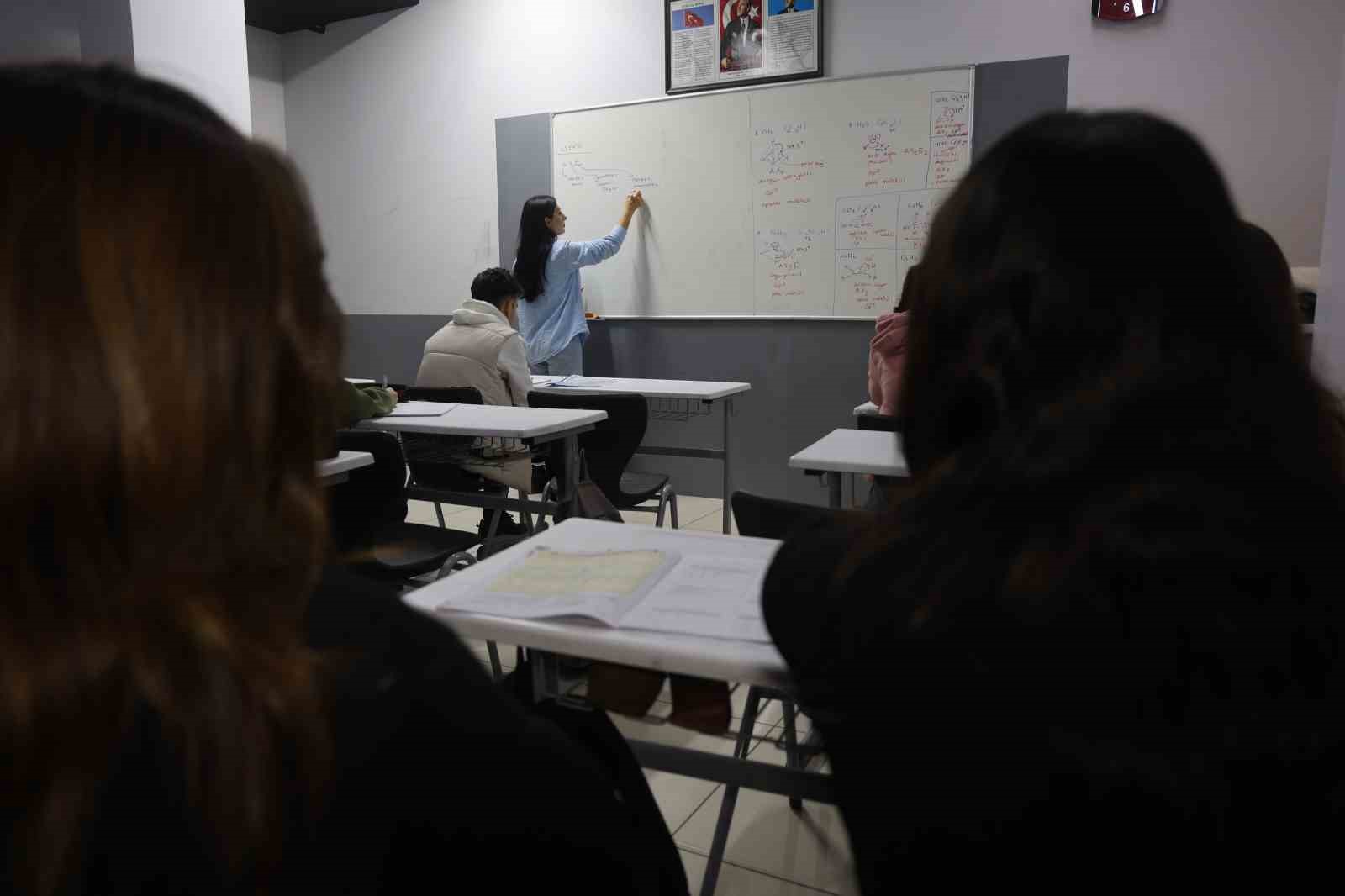 Uzmanlardan sınav kaygısı uyarısı: "Dengeli kaygı, başarıyı artırır"
Uzmanlardan sınav kaygısı uyarısı: "Dengeli kaygı, başarıyı artırır"