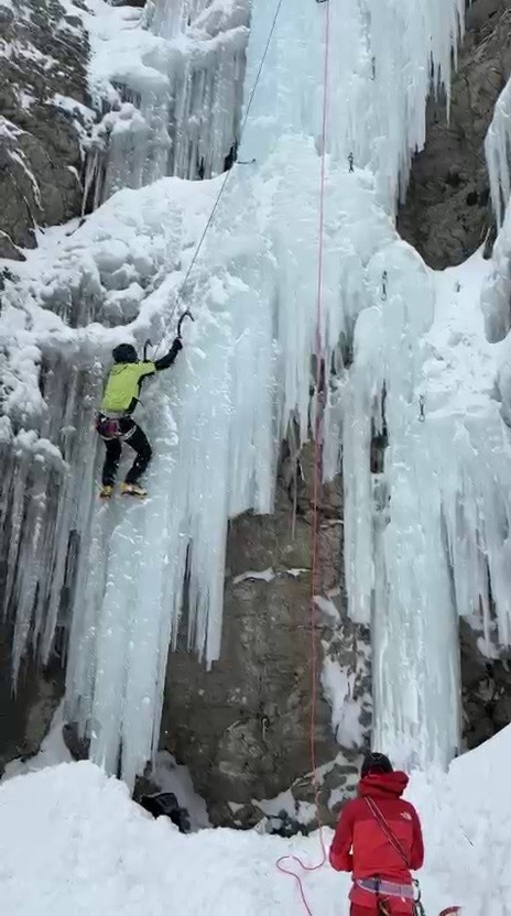 Uzundere’de buz tırmanışında ayı paniği
