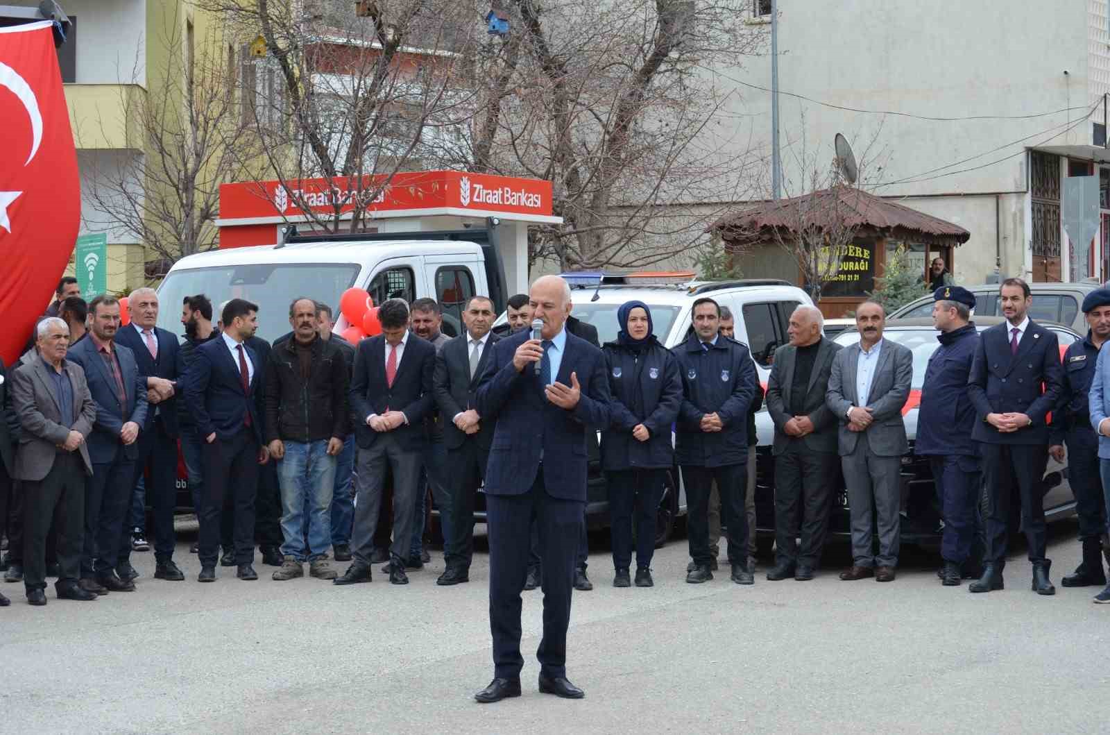 Uzundere’de hizmet seferberliği: Yeni araç filosu dualarla tanıtıldı
Uzundere’de hizmet seferberliği: Yeni araç filosu dualarla tanıtıldı