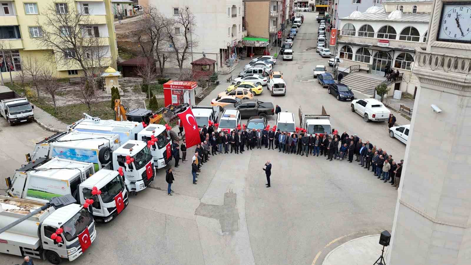 Uzundere’de hizmet seferberliği: Yeni araç filosu dualarla tanıtıldı
Uzundere’de hizmet seferberliği: Yeni araç filosu dualarla tanıtıldı