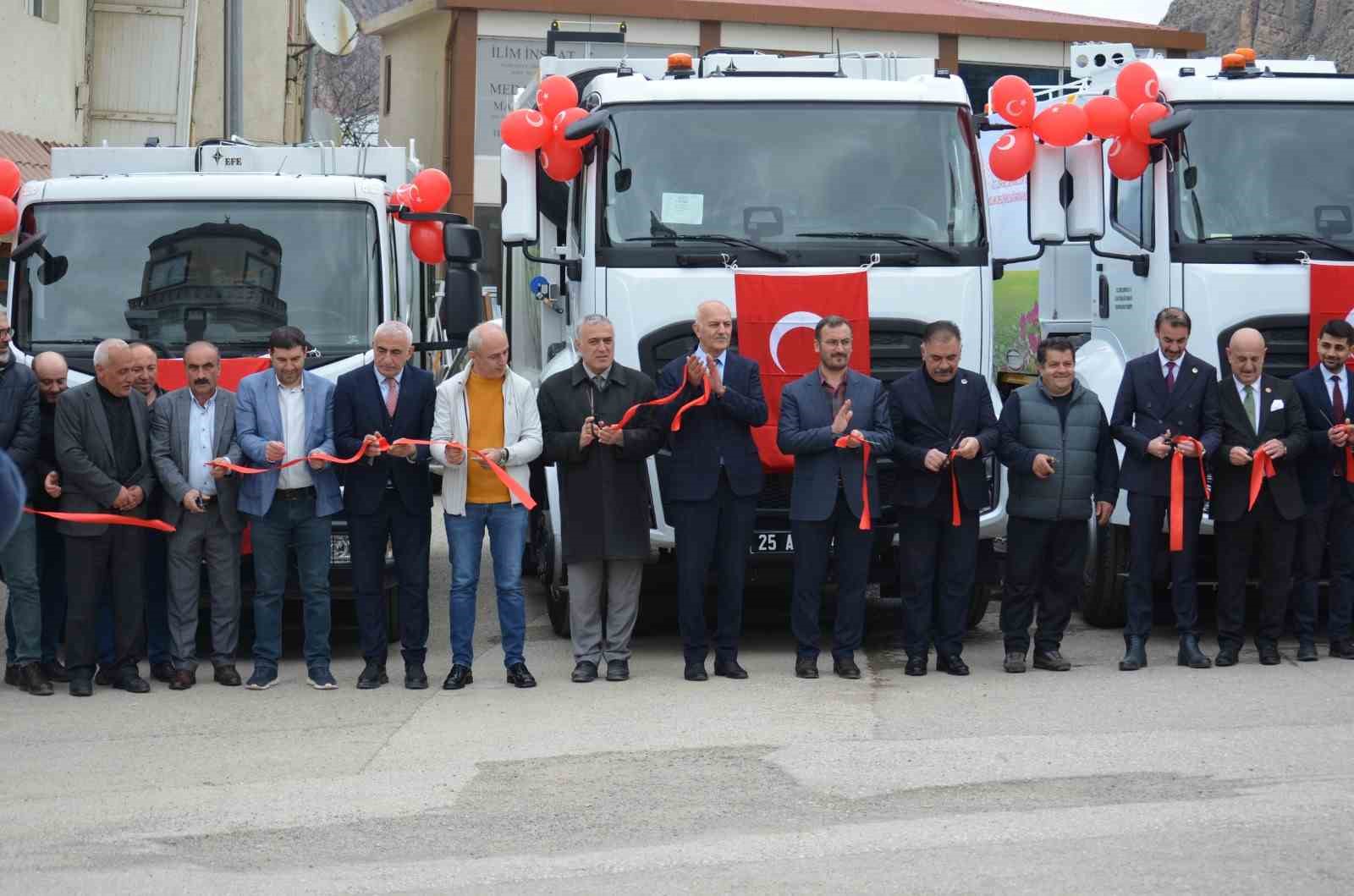 Uzundere’de hizmet seferberliği: Yeni araç filosu dualarla tanıtıldı
Uzundere’de hizmet seferberliği: Yeni araç filosu dualarla tanıtıldı