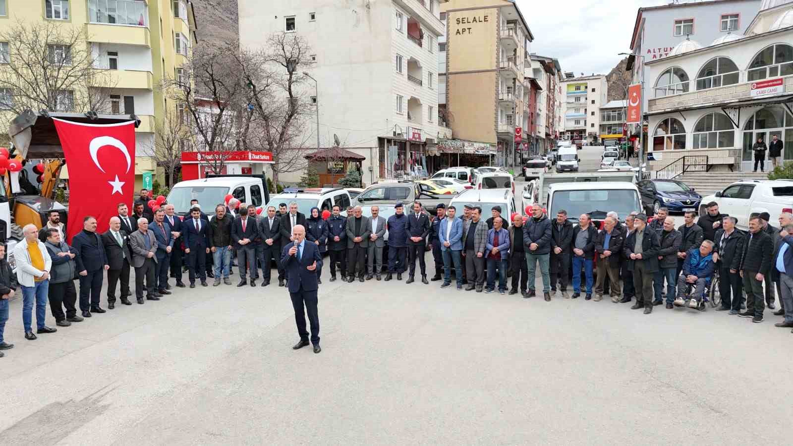 Uzundere’de hizmet seferberliği: Yeni araç filosu dualarla tanıtıldı
Uzundere’de hizmet seferberliği: Yeni araç filosu dualarla tanıtıldı