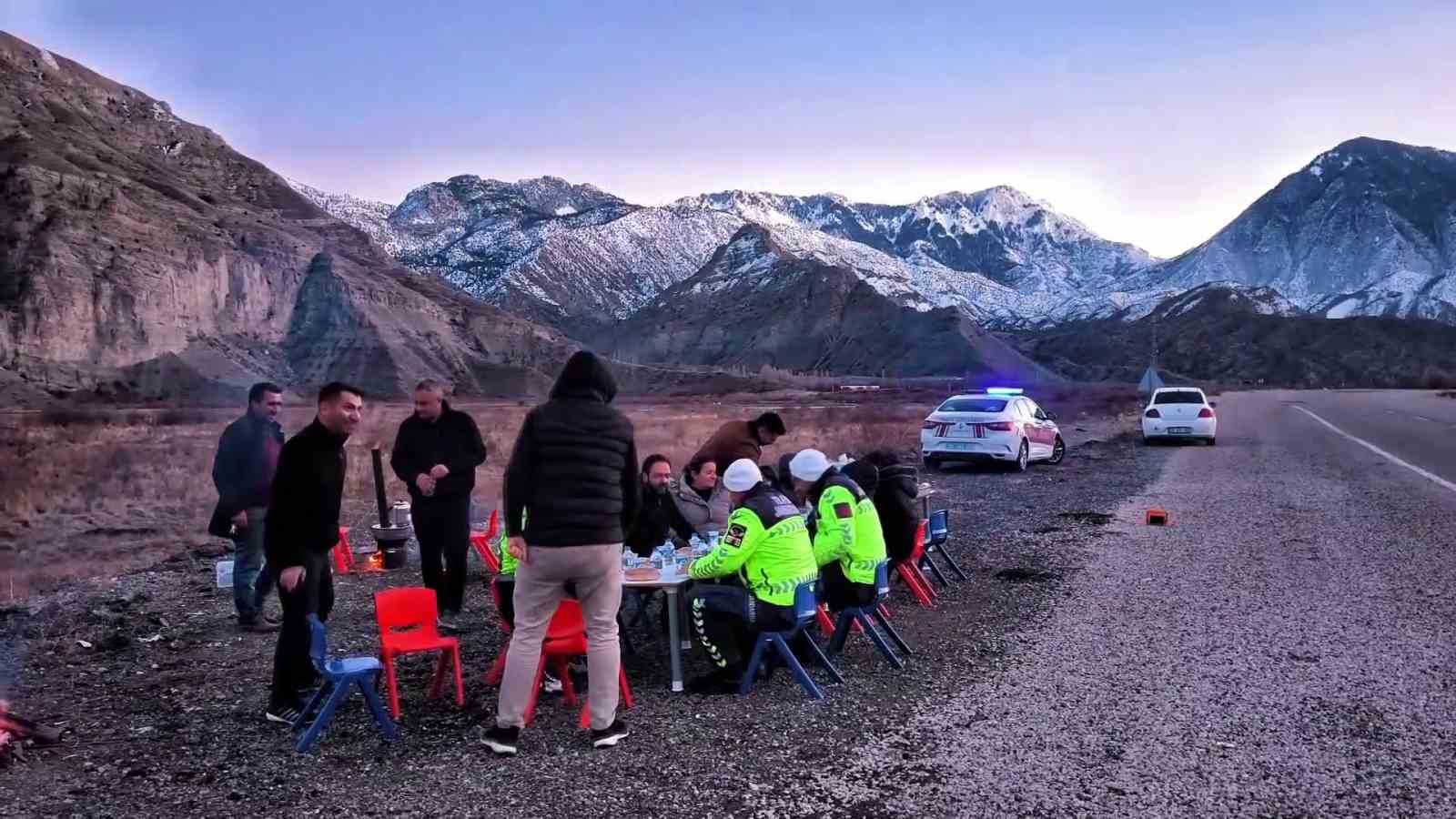 Uzundere’de "yolda iftar" geleneği: Öğrenciler ve öğretmenler yoldan geçen sürücülere iftarlık dağıttı
