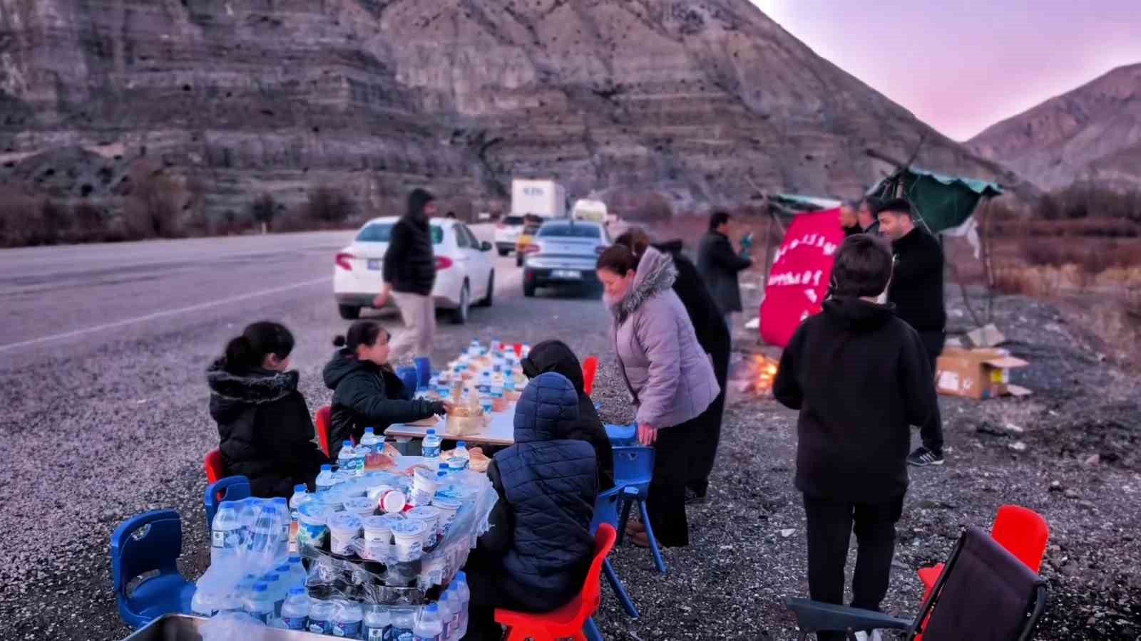 Uzundere’de "yolda iftar" geleneği: Öğrenciler ve öğretmenler yoldan geçen sürücülere iftarlık dağıttı
