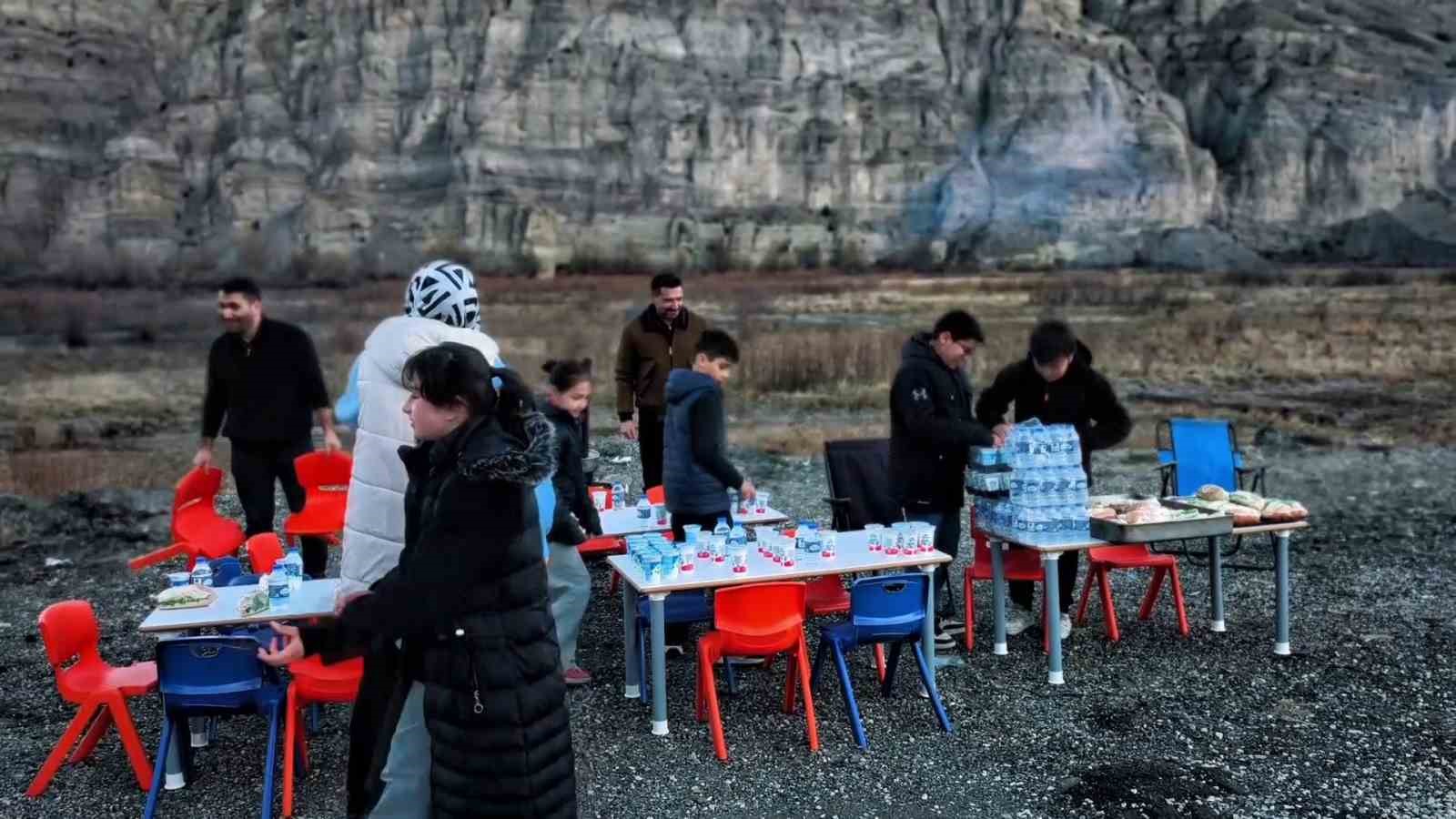 Uzundere’de "yolda iftar" geleneği: Öğrenciler ve öğretmenler yoldan geçen sürücülere iftarlık dağıttı
