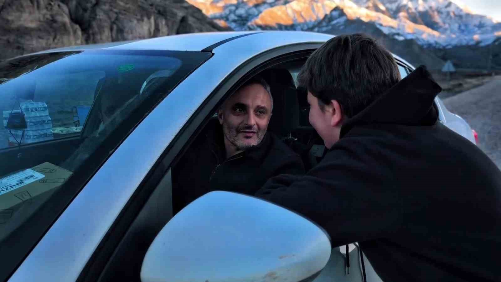 Uzundere’de "yolda iftar" geleneği: Öğrenciler ve öğretmenler yoldan geçen sürücülere iftarlık dağıttı
