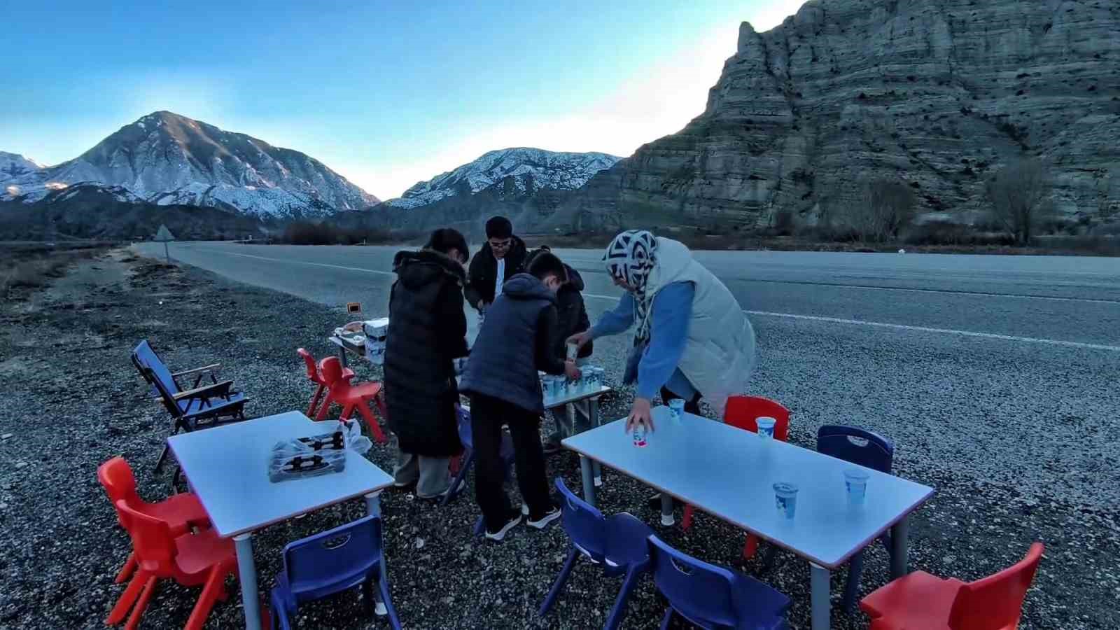 Uzundere’de "yolda iftar" geleneği: Öğrenciler ve öğretmenler yoldan geçen sürücülere iftarlık dağıttı
