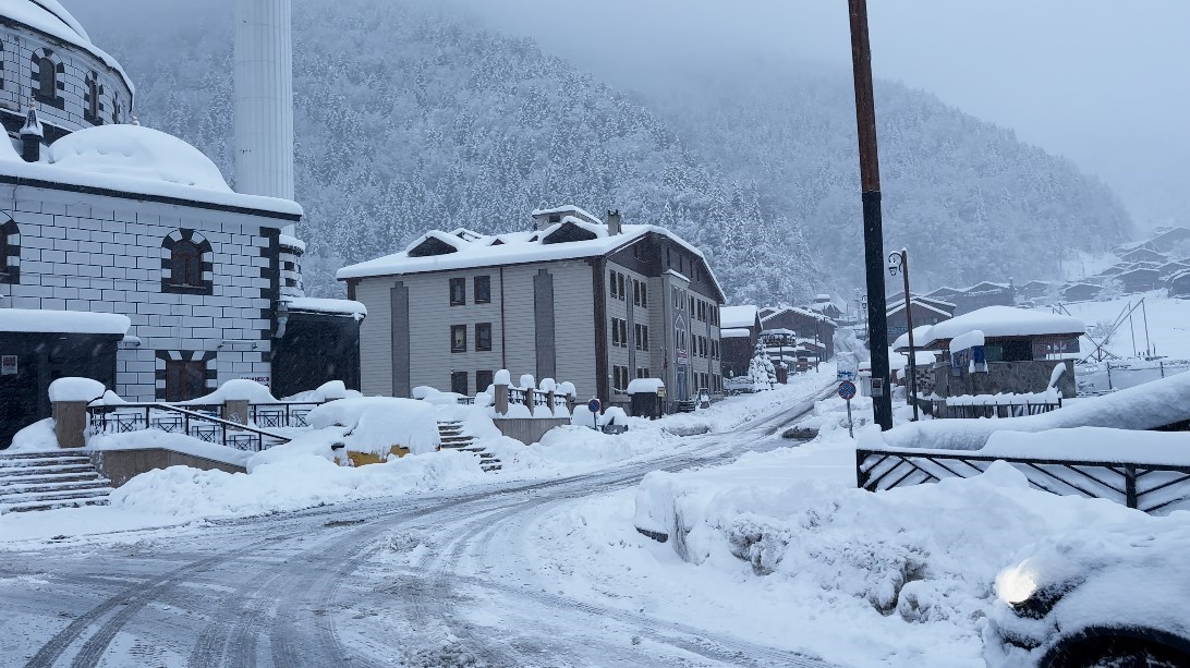 Uzungöl beyaza büründü: Kar kalınlığı 1 metreyi aştı
