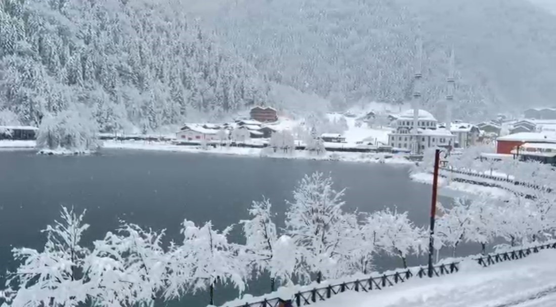 Uzungöl beyaza büründü: Kar kalınlığı 1 metreyi aştı
