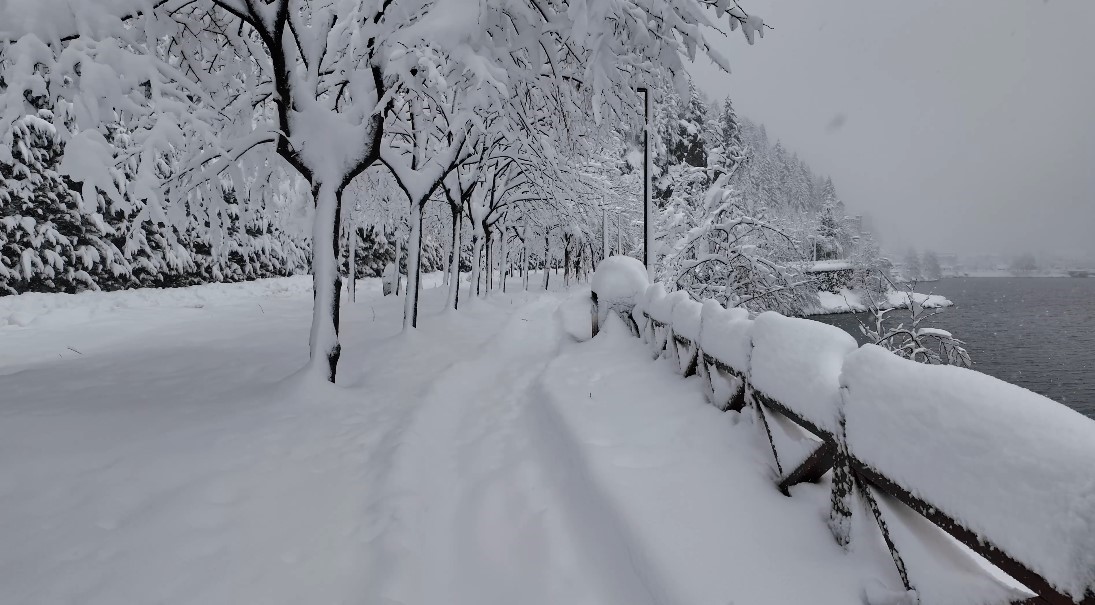 Uzungöl beyaza büründü: Kar kalınlığı 1 metreyi aştı
